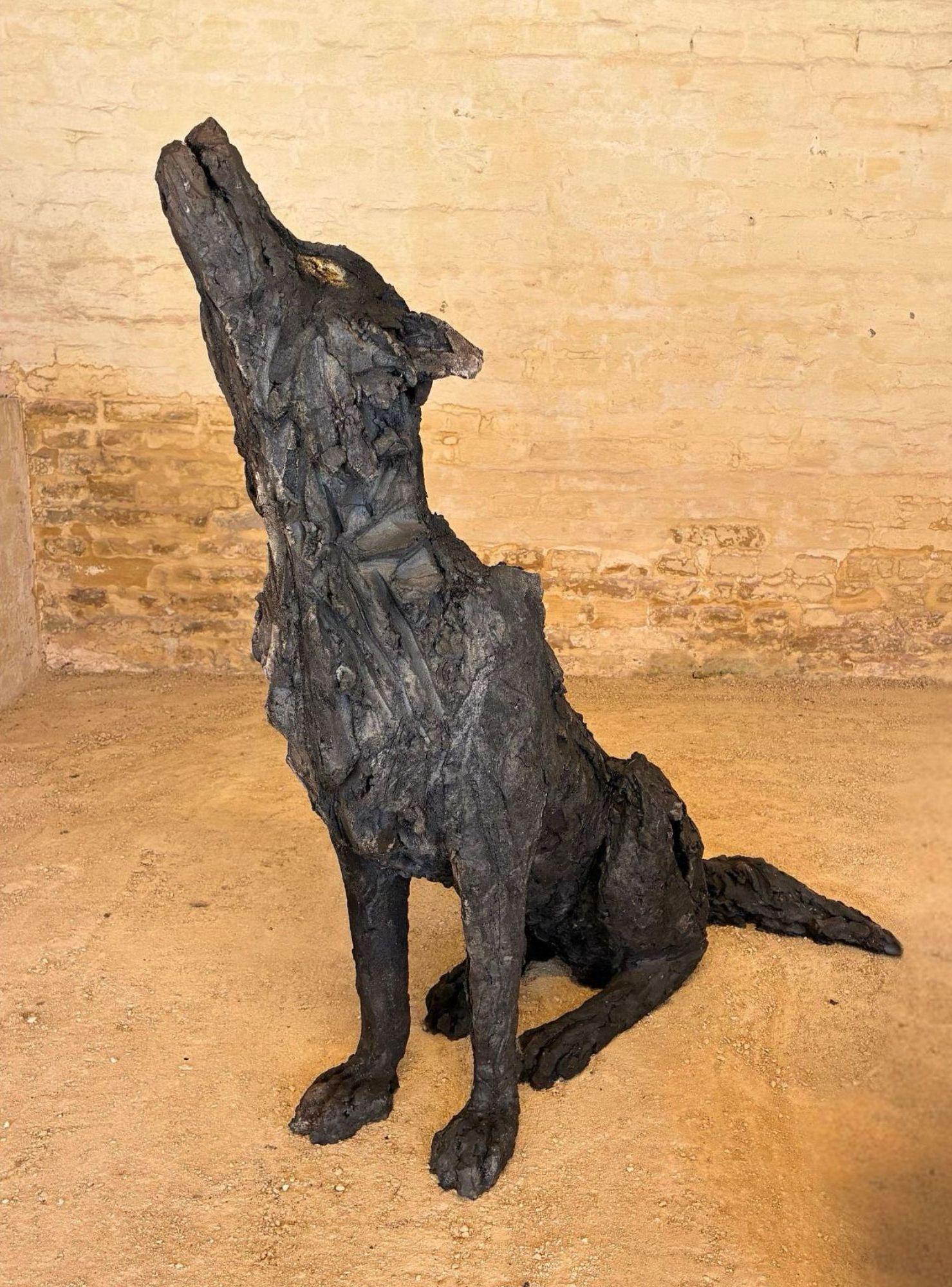Lupus de Cécile Raynal - Escultura animal de gres cocido al humo, oscura en venta 3