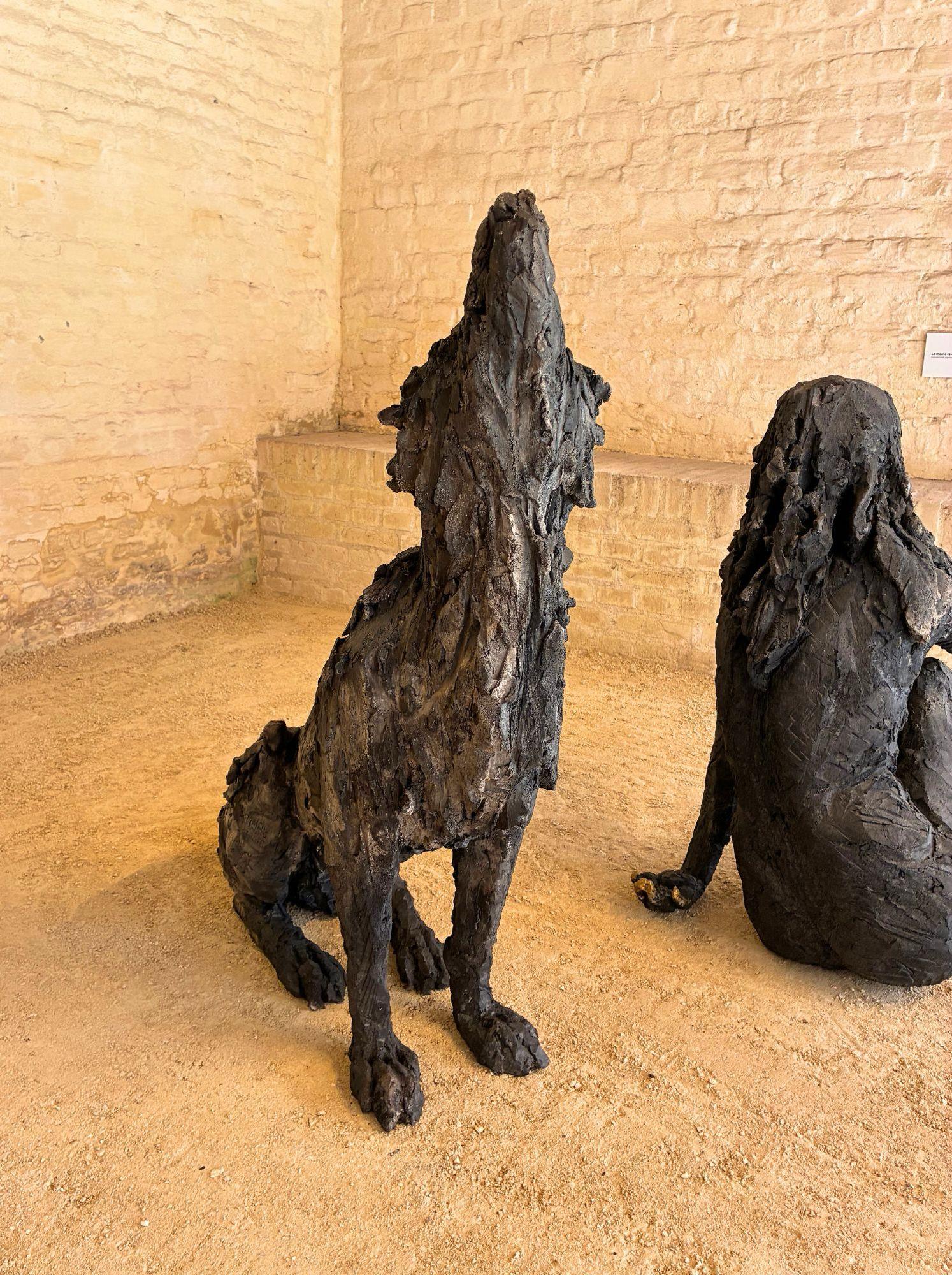Lupus de Cécile Raynal - Escultura animal de gres cocido al humo, oscura en venta 5