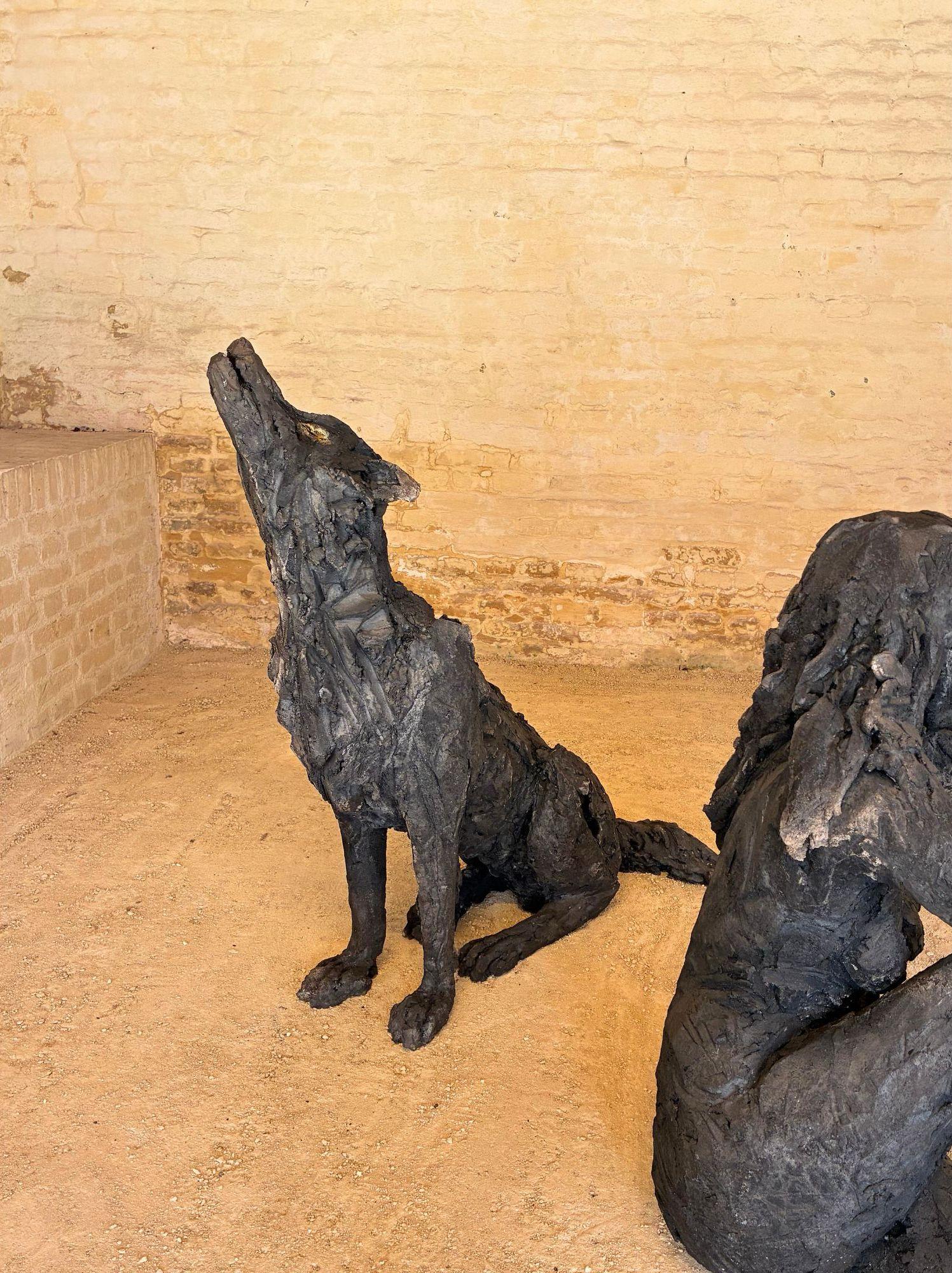 Lupus de Cécile Raynal - Escultura animal de gres cocido al humo, oscura en venta 6