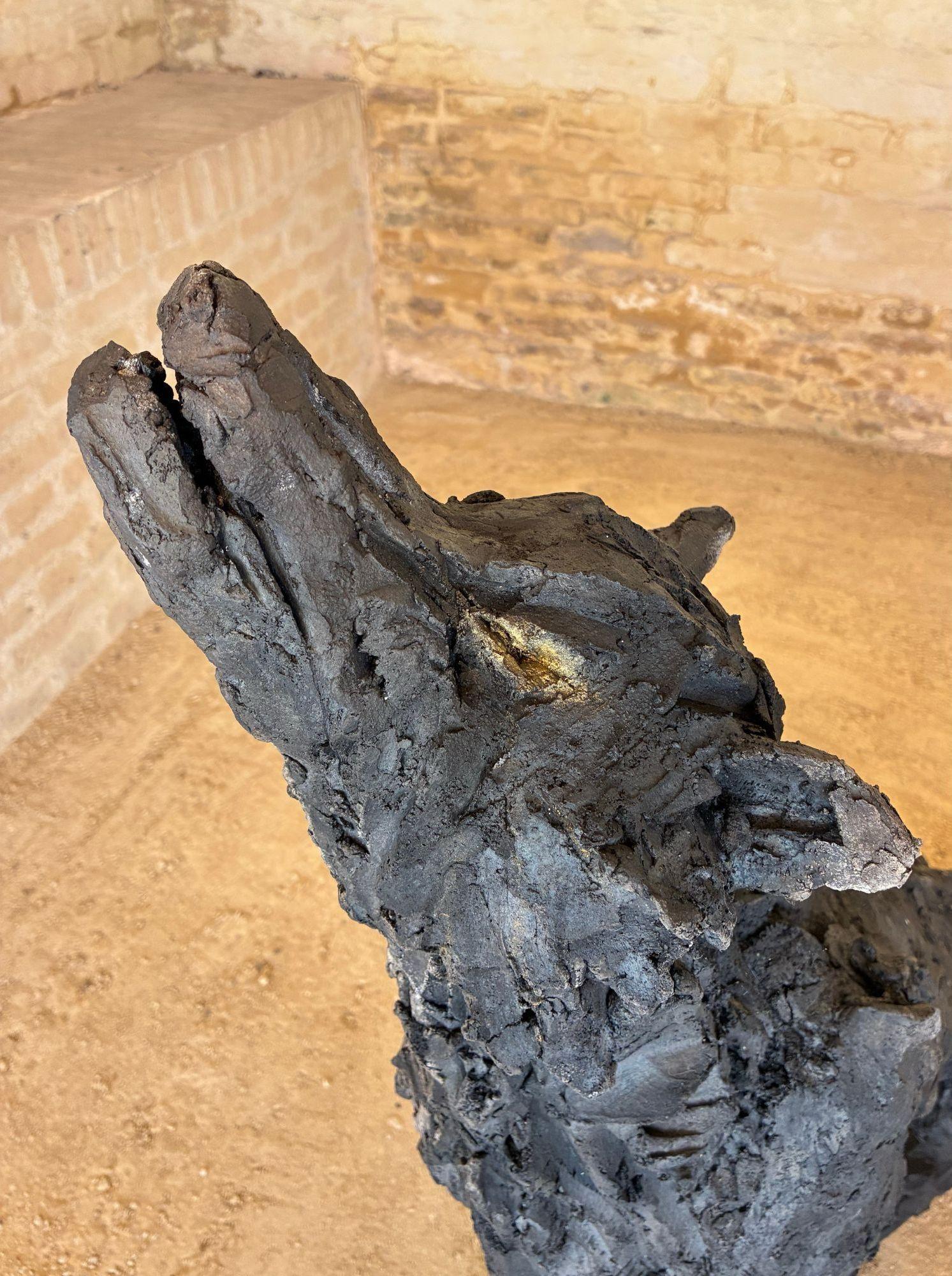 Lupus de Cécile Raynal - Escultura animal de gres cocido al humo, oscura en venta 8