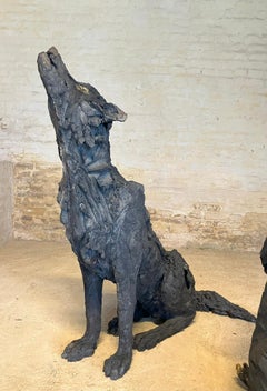 Lupus von Cécile Raynal - Skulptur aus rauchgebranntem Steingut, dunkel