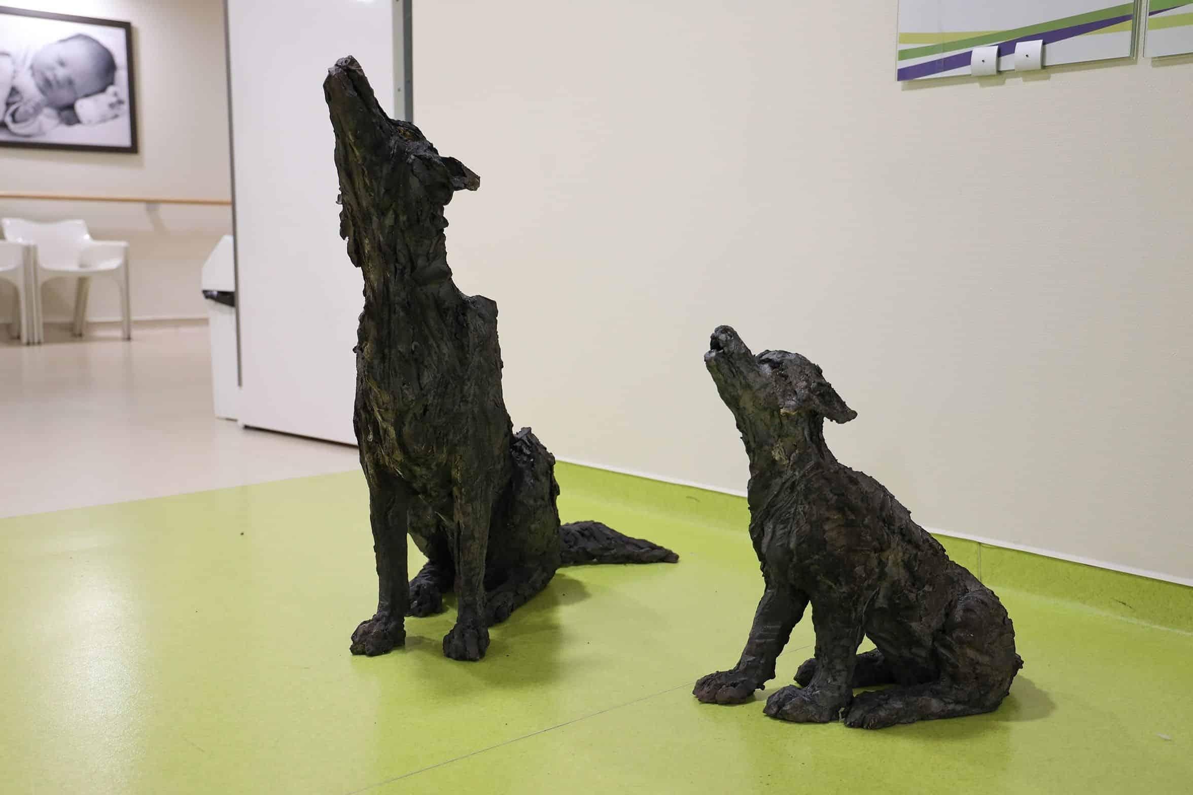 Lupus par Cécile Raynal - Sculpture animalière en grès fumé, loup en vente 1