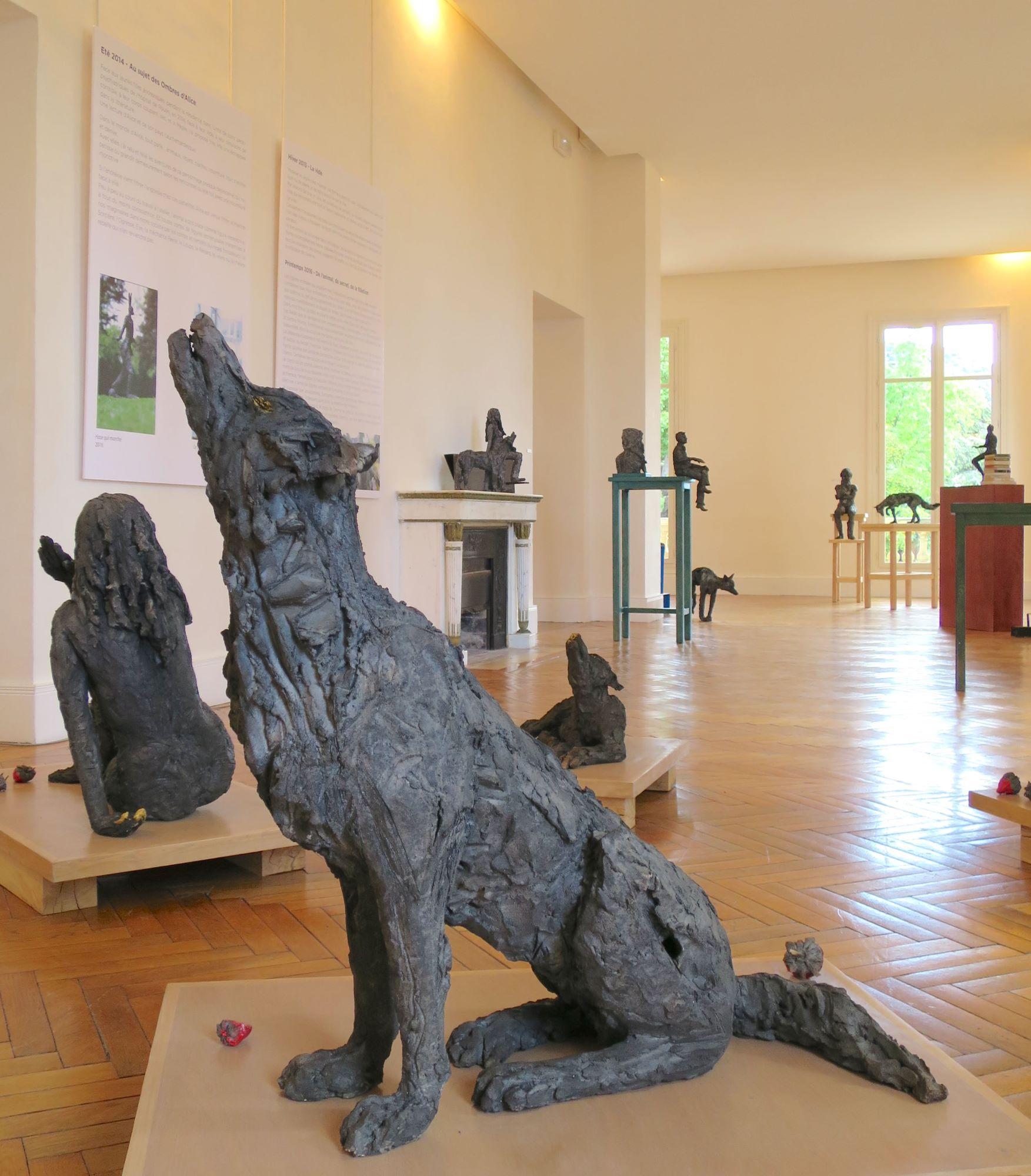 Lupus par Cécile Raynal - Sculpture animalière en grès fumé, loup en vente 8