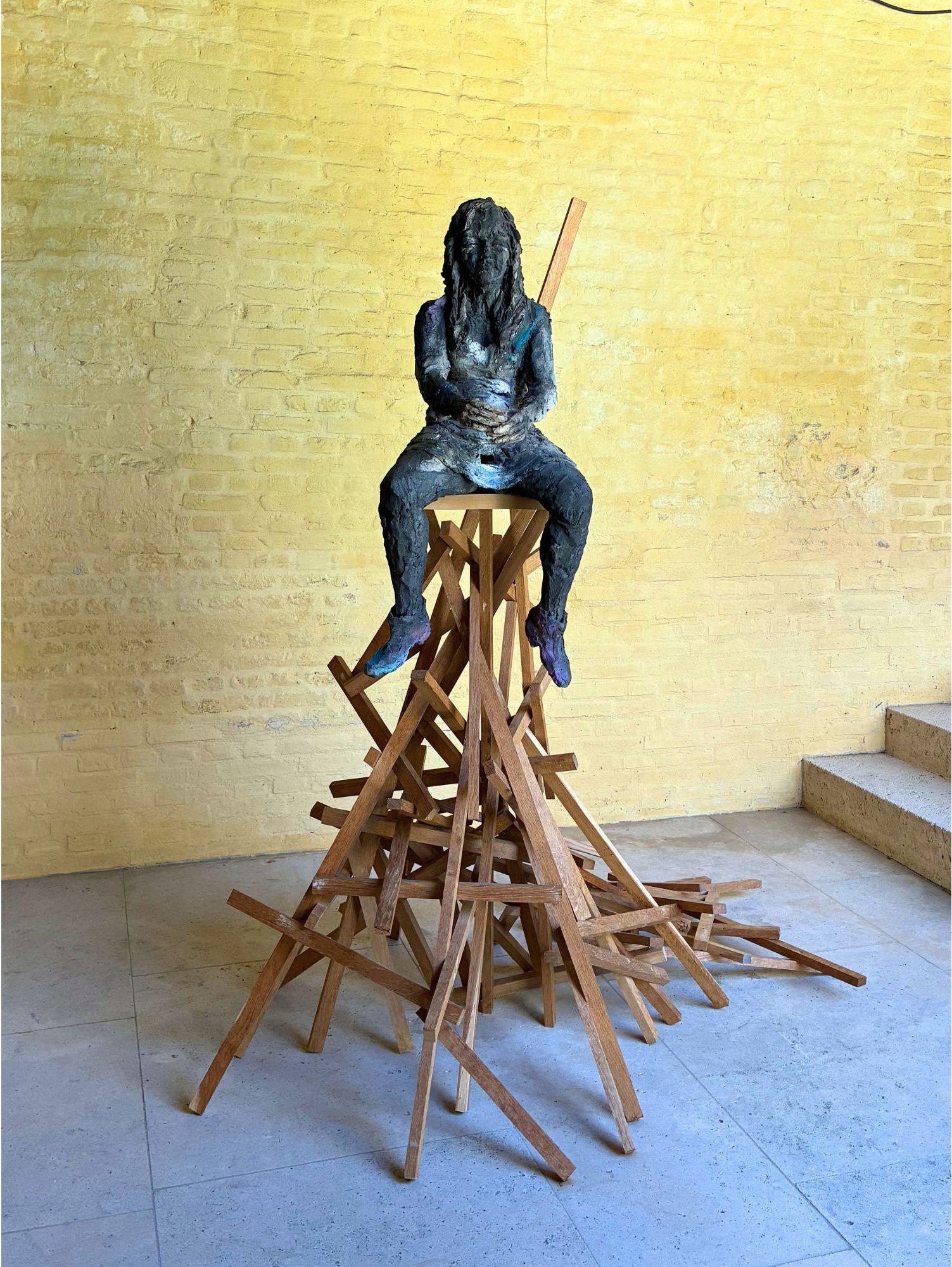 Modèle de maquette de dyslexie disloquée is a unique smoke-fired stoneware sculpture by French contemporary artist Cécile Raynal, dimensions are 170 × 163 × 130 cm (66.9 × 64.1 × 51.1 in). Dimensions include wooden base (wood table).
This sculpture