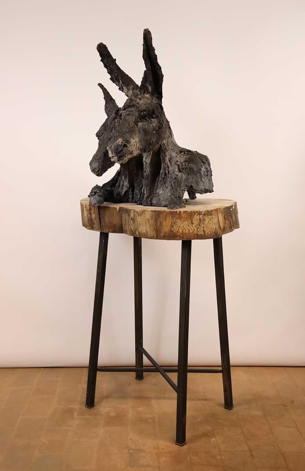 This sculpture represents two donkeys of which only the skin remains, although they seem alive. As it is sometimes the case for Cécile Raynal’s sculpture, this work stages the emptiness as a possible structure. The subject is created on the empty