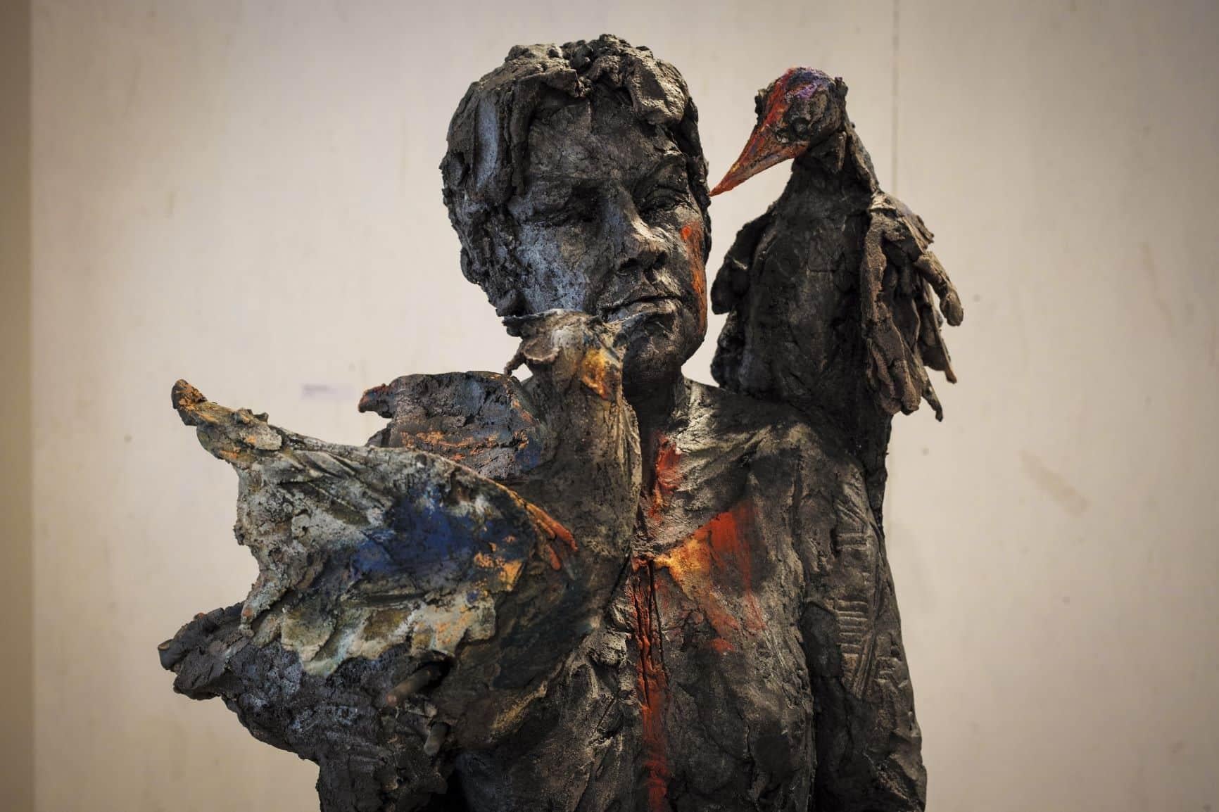 Sandra und die Schnäbel von Cécile Raynal - Skulptur aus gebranntem Steingut, Frau im Angebot 1