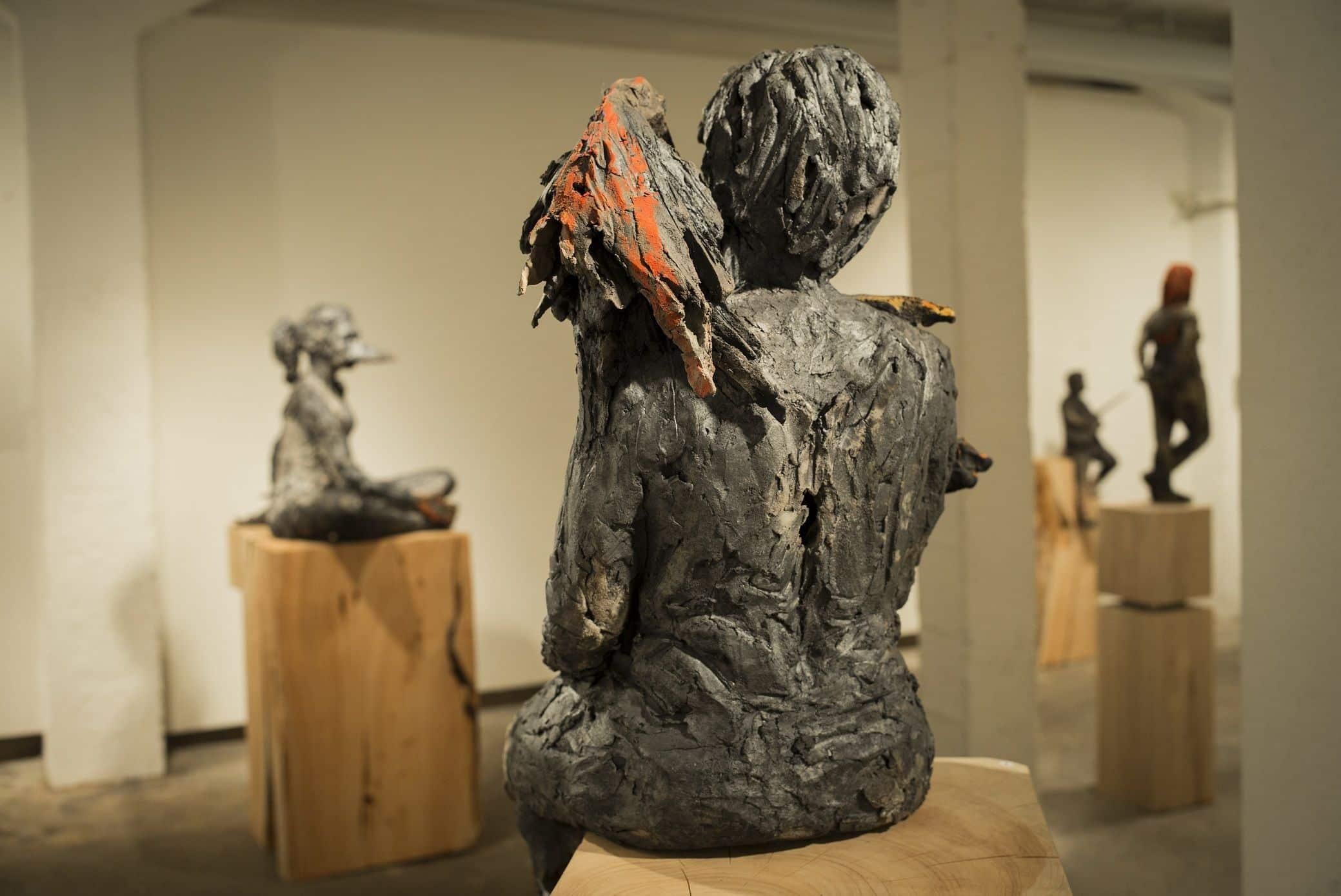 Sandra et les becs de Cécile Raynal - Sculpture en grès cuit au four, femme en vente 2