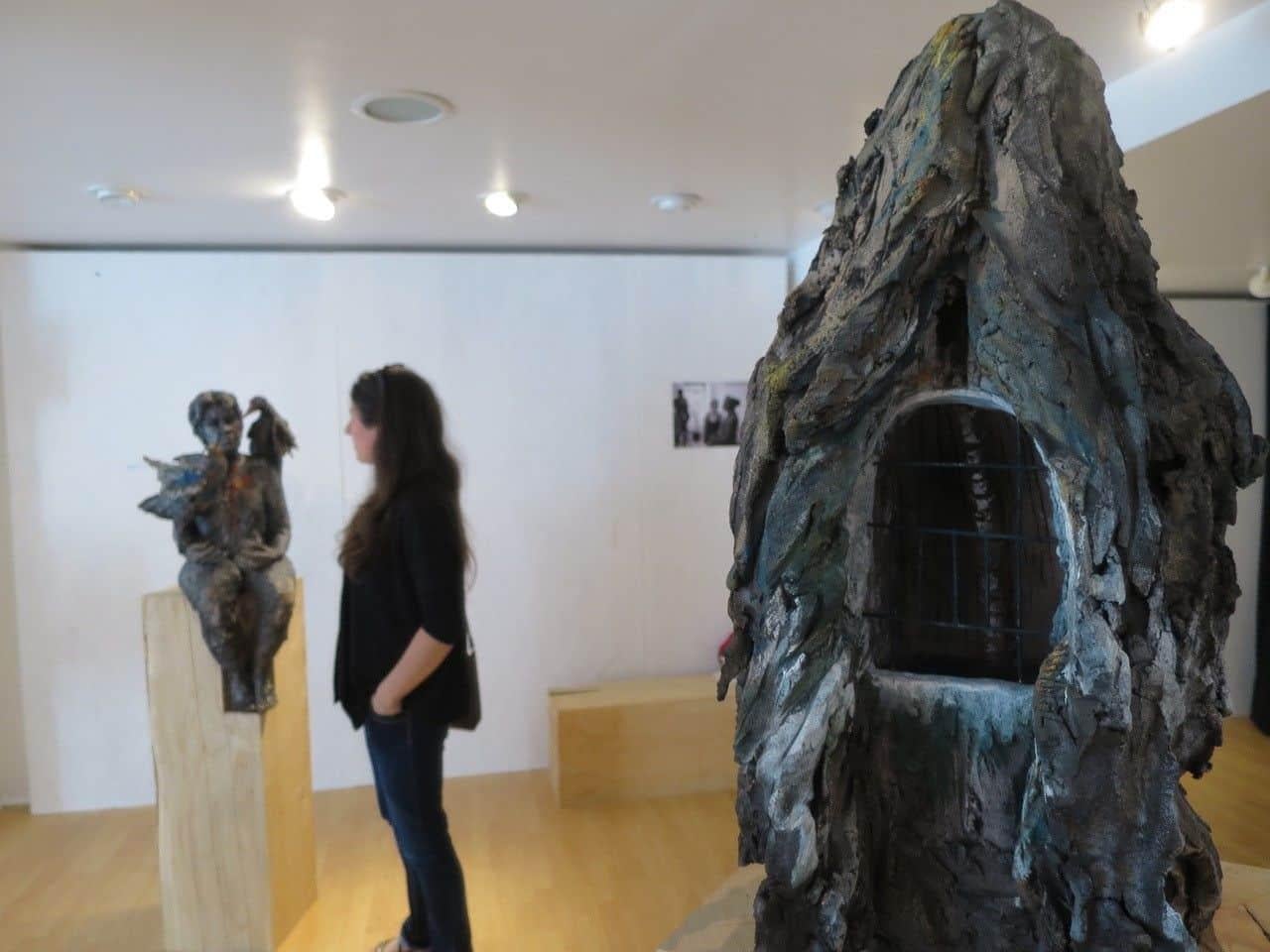 Sandra und die Schnäbel von Cécile Raynal - Skulptur aus gebranntem Steingut, Frau im Angebot 3