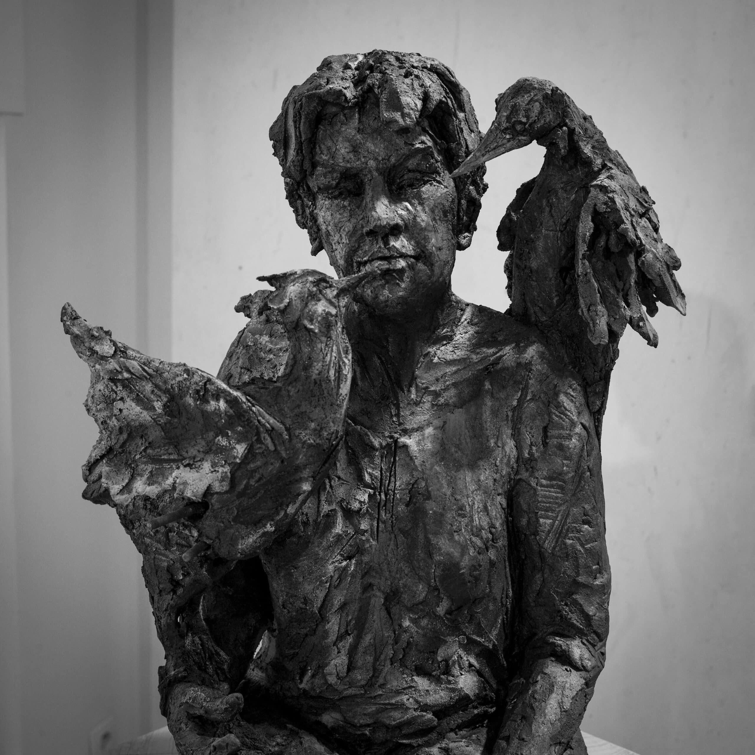 Sandra und die Schnäbel von Cécile Raynal - Skulptur aus gebranntem Steingut, Frau im Angebot 4