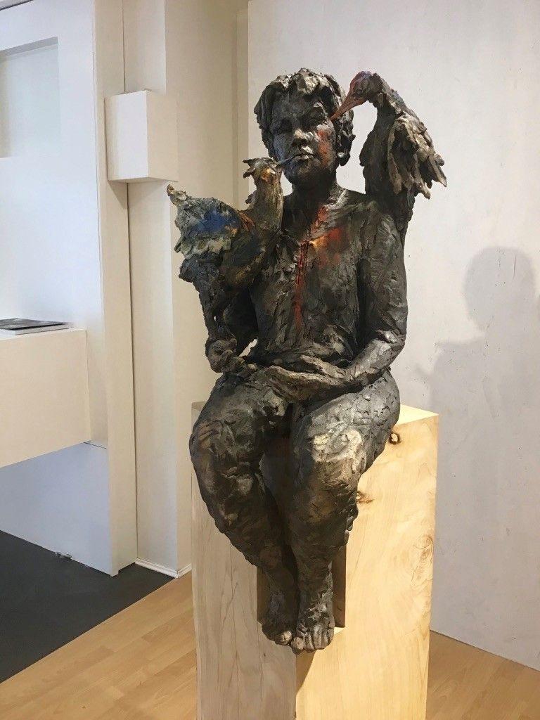 Sandra et les becs de Cécile Raynal - Sculpture en grès cuit au four, femme