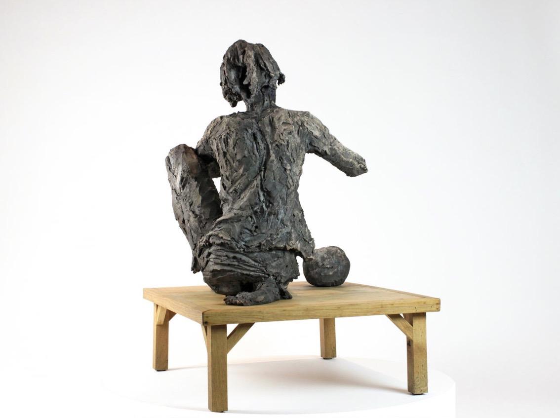 Selon Maud par Cécile Raynal - Sculpture en grès, figure féminine, rêve, poétique en vente 2