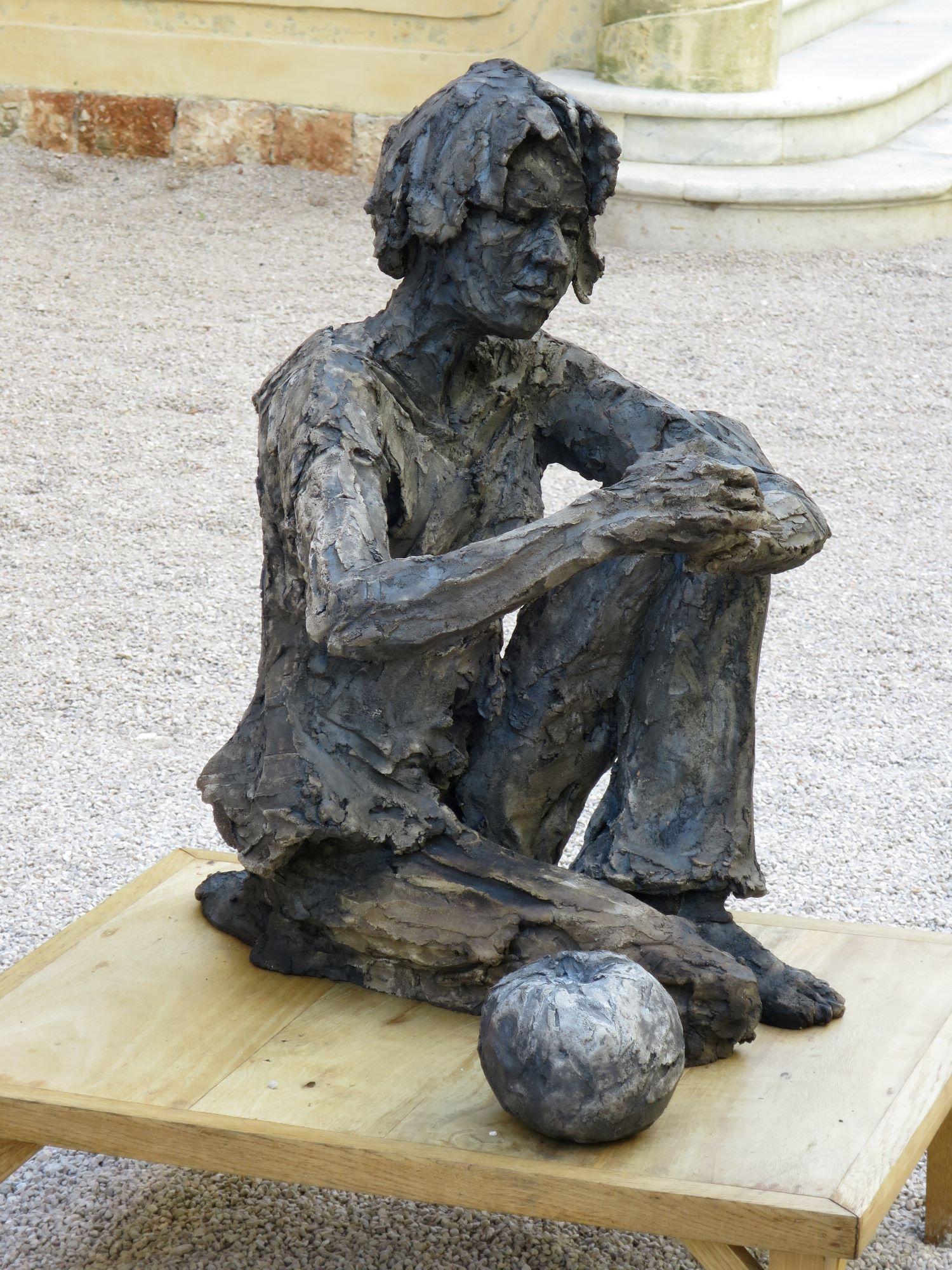 Selon Maud by Cécile Raynal - Stoneware sculpture, female figure, dream, poetic For Sale 5