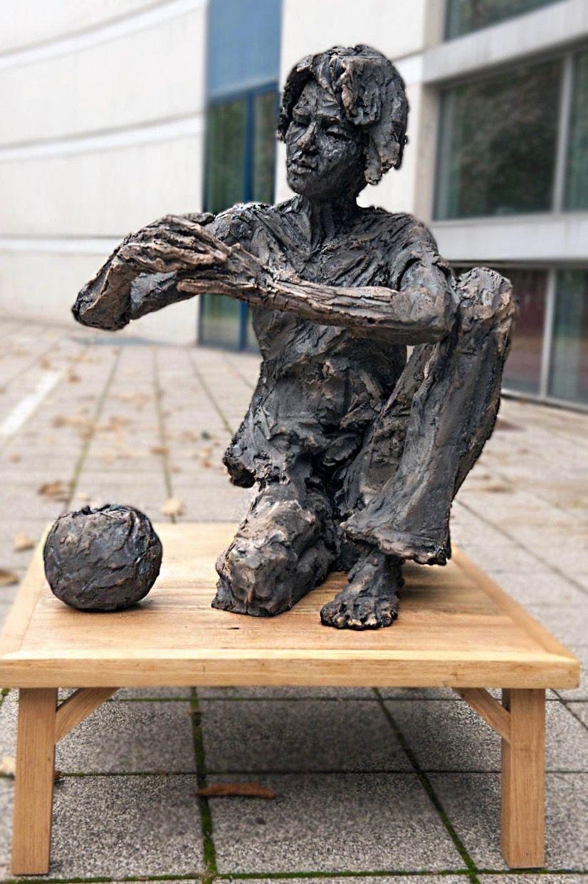 Selon Maud by Cécile Raynal - Stoneware sculpture, female figure, dream, poetic For Sale 6