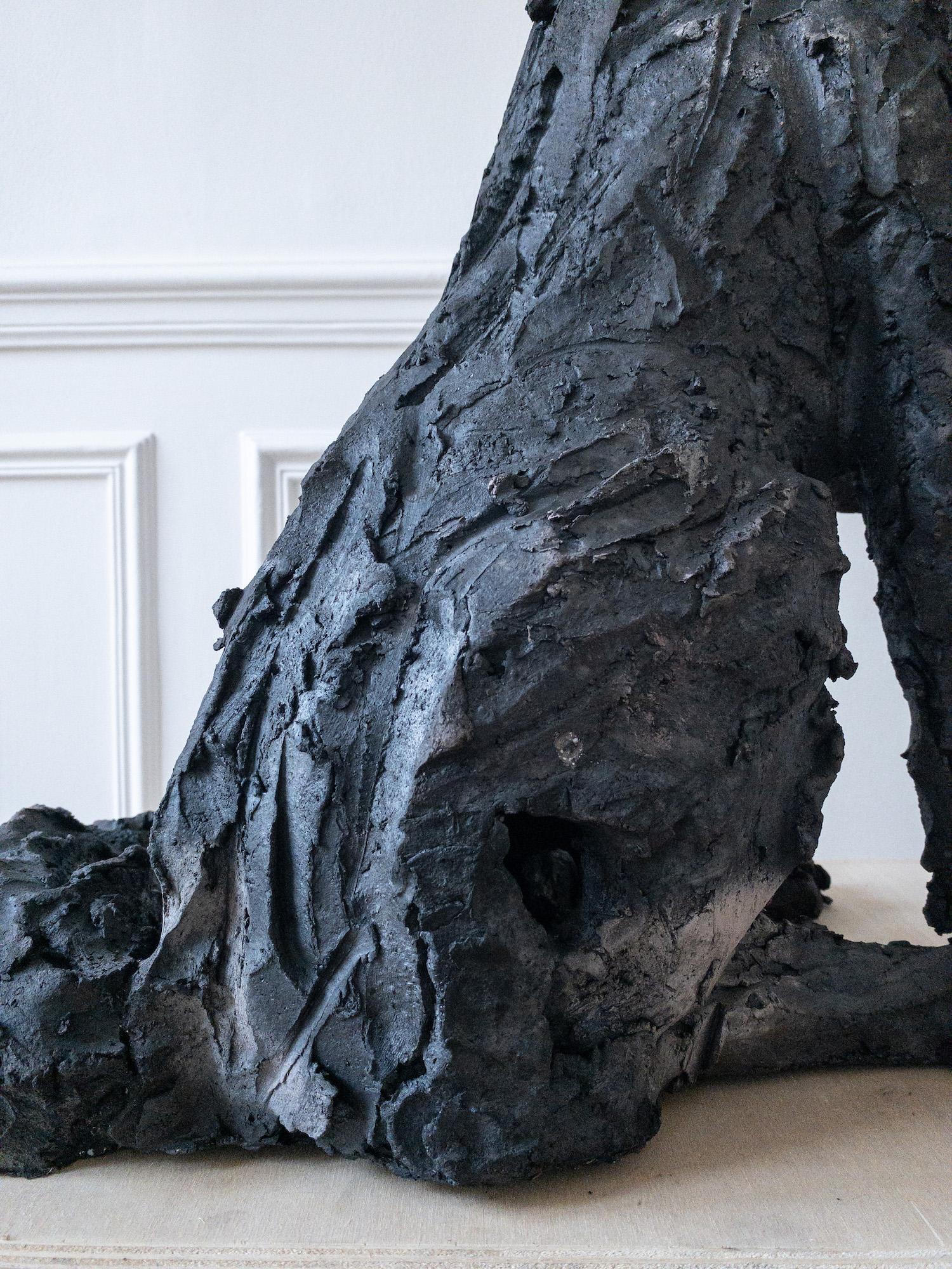 Loba de Cécile Raynal - Escultura animal de arenisca cocida al humo, fábula, oscura en venta 15