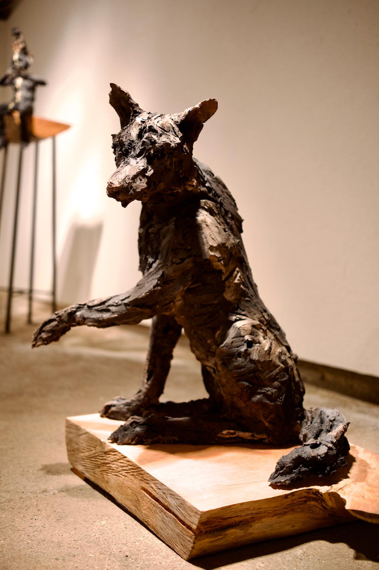 Loba de Cécile Raynal - Escultura animal de arenisca cocida al humo, fábula, oscura en venta 18