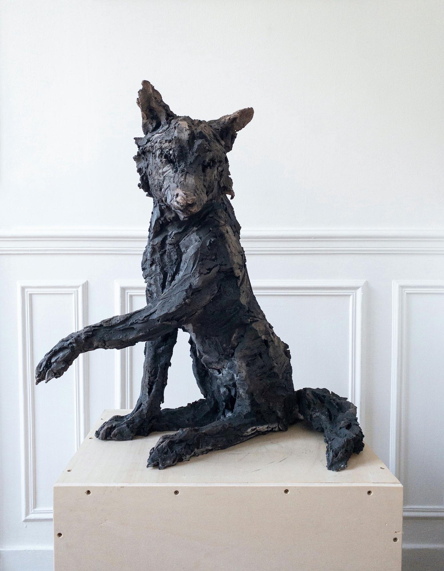 Loba de Cécile Raynal - Escultura animal de arenisca cocida al humo, fábula, oscura en venta 1