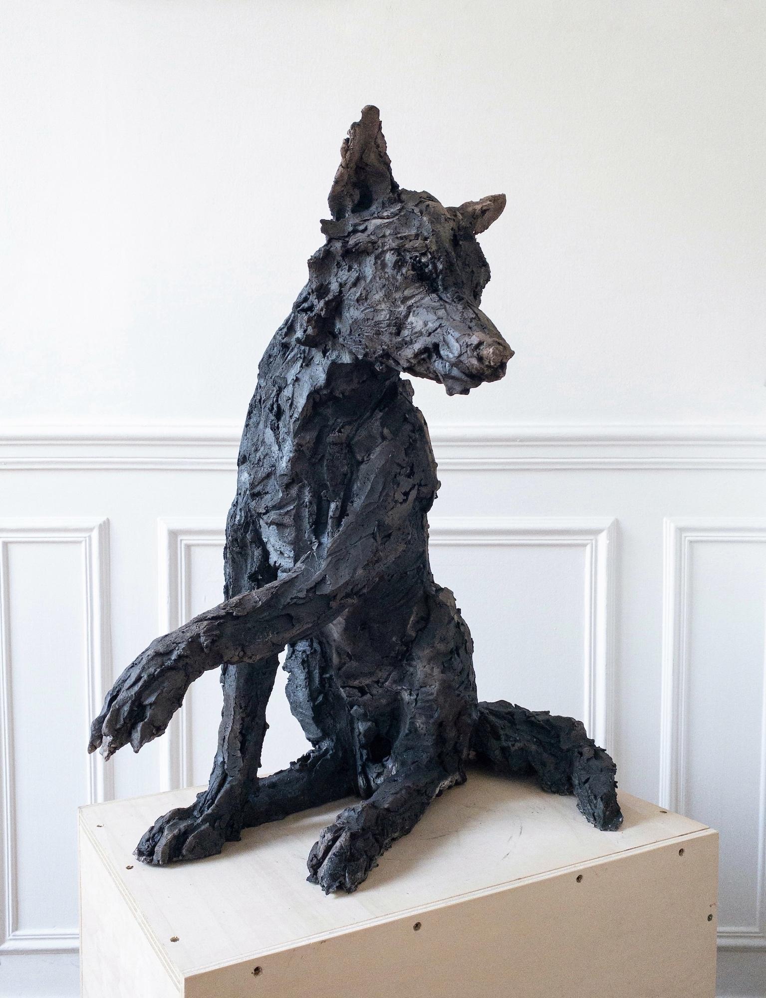 Loba de Cécile Raynal - Escultura animal de arenisca cocida al humo, fábula, oscura en venta 2