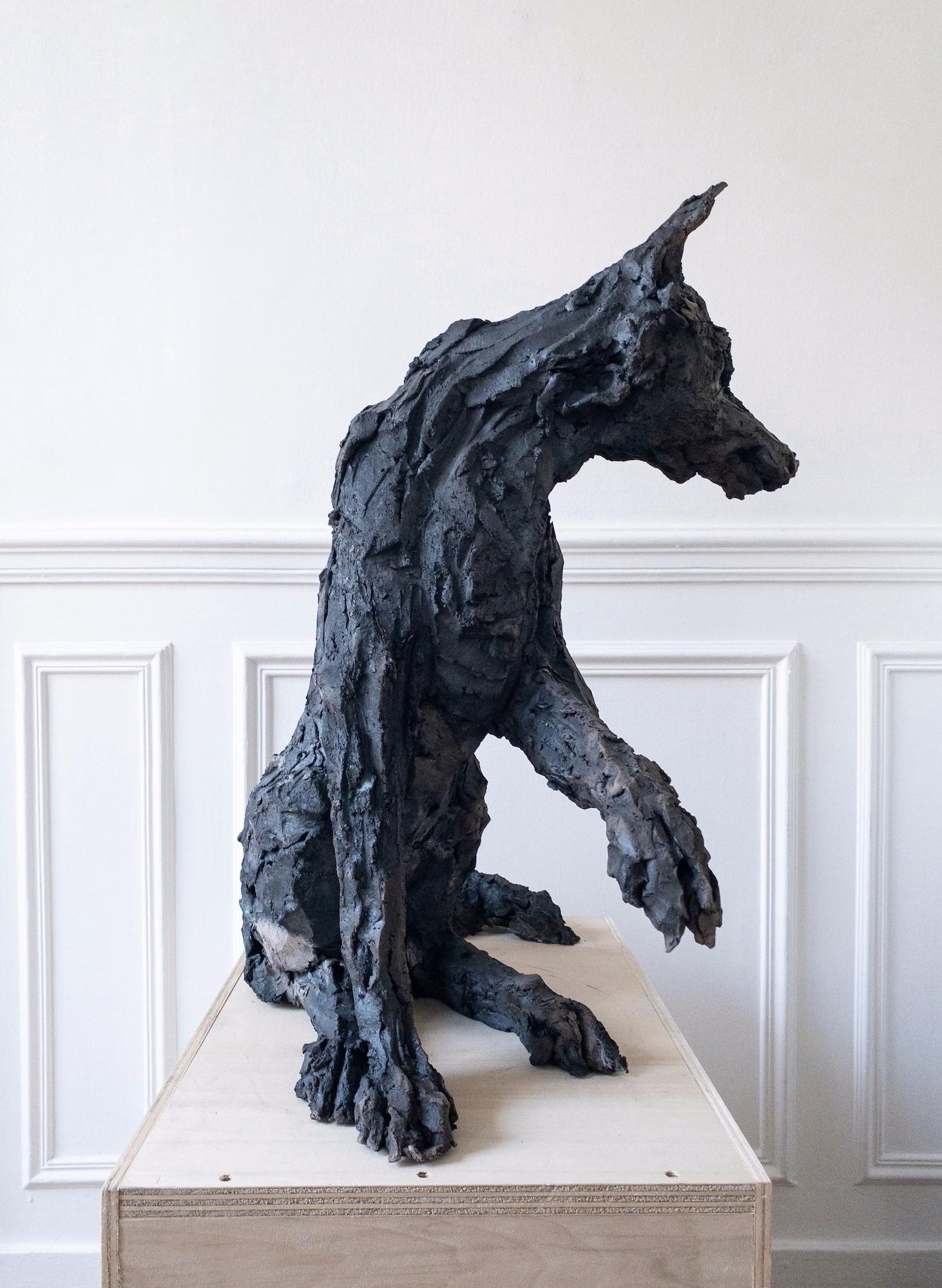Loba de Cécile Raynal - Escultura animal de arenisca cocida al humo, fábula, oscura en venta 3