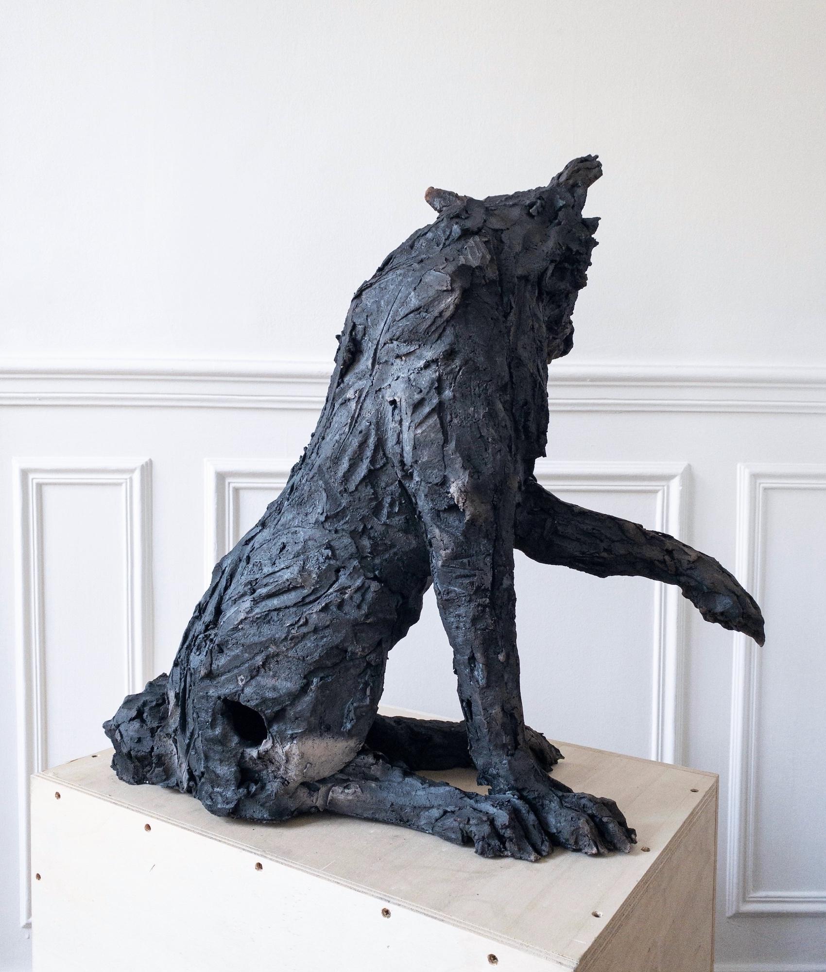 Loba de Cécile Raynal - Escultura animal de arenisca cocida al humo, fábula, oscura en venta 4