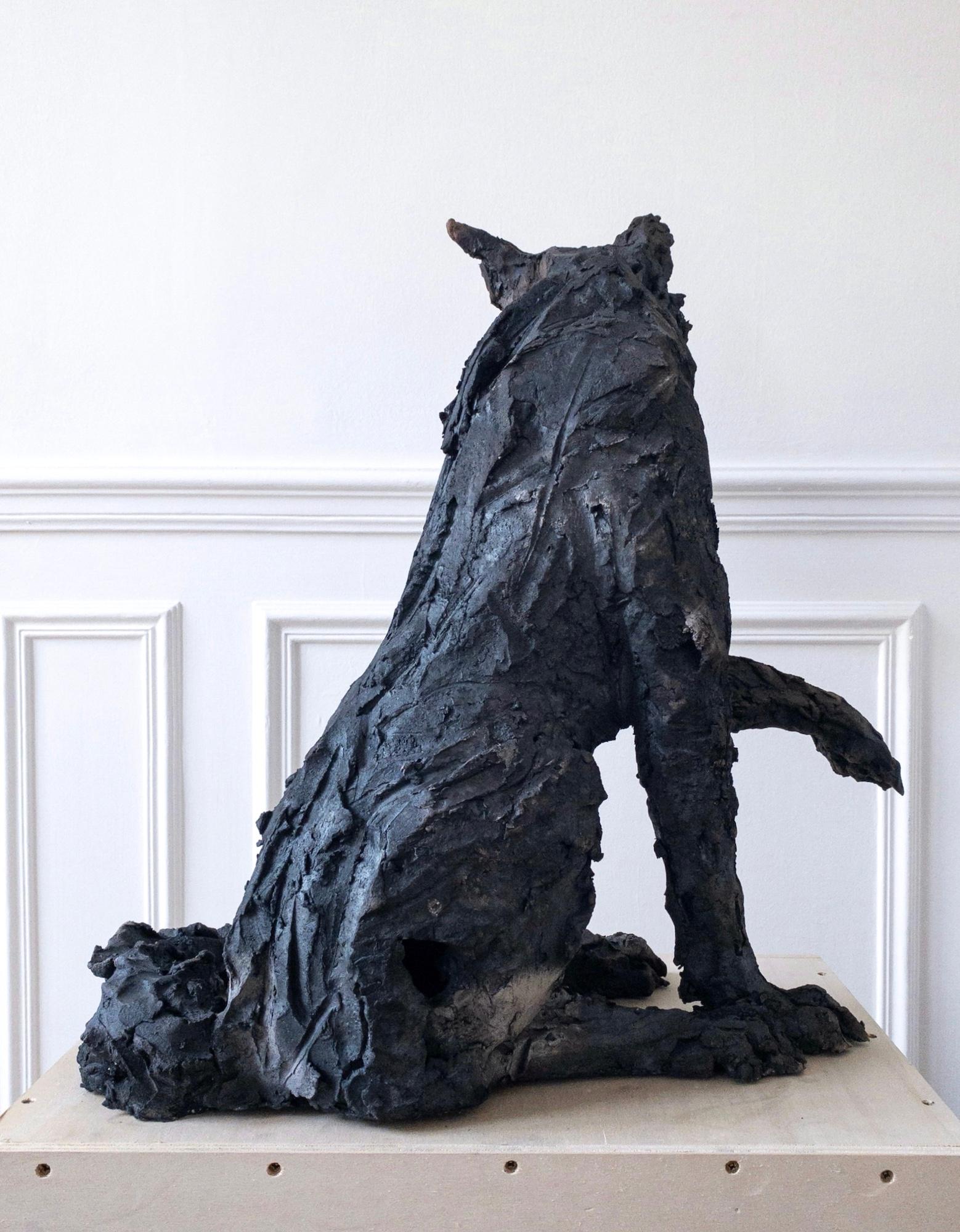 Loba de Cécile Raynal - Escultura animal de arenisca cocida al humo, fábula, oscura en venta 5