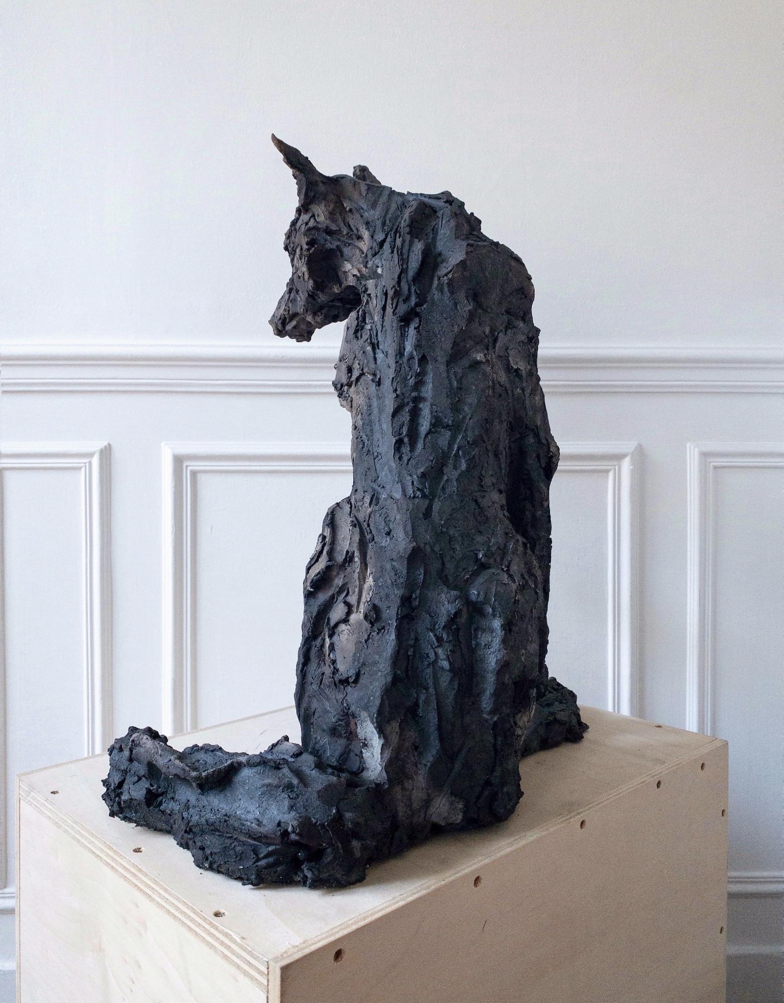 Loba de Cécile Raynal - Escultura animal de arenisca cocida al humo, fábula, oscura en venta 6