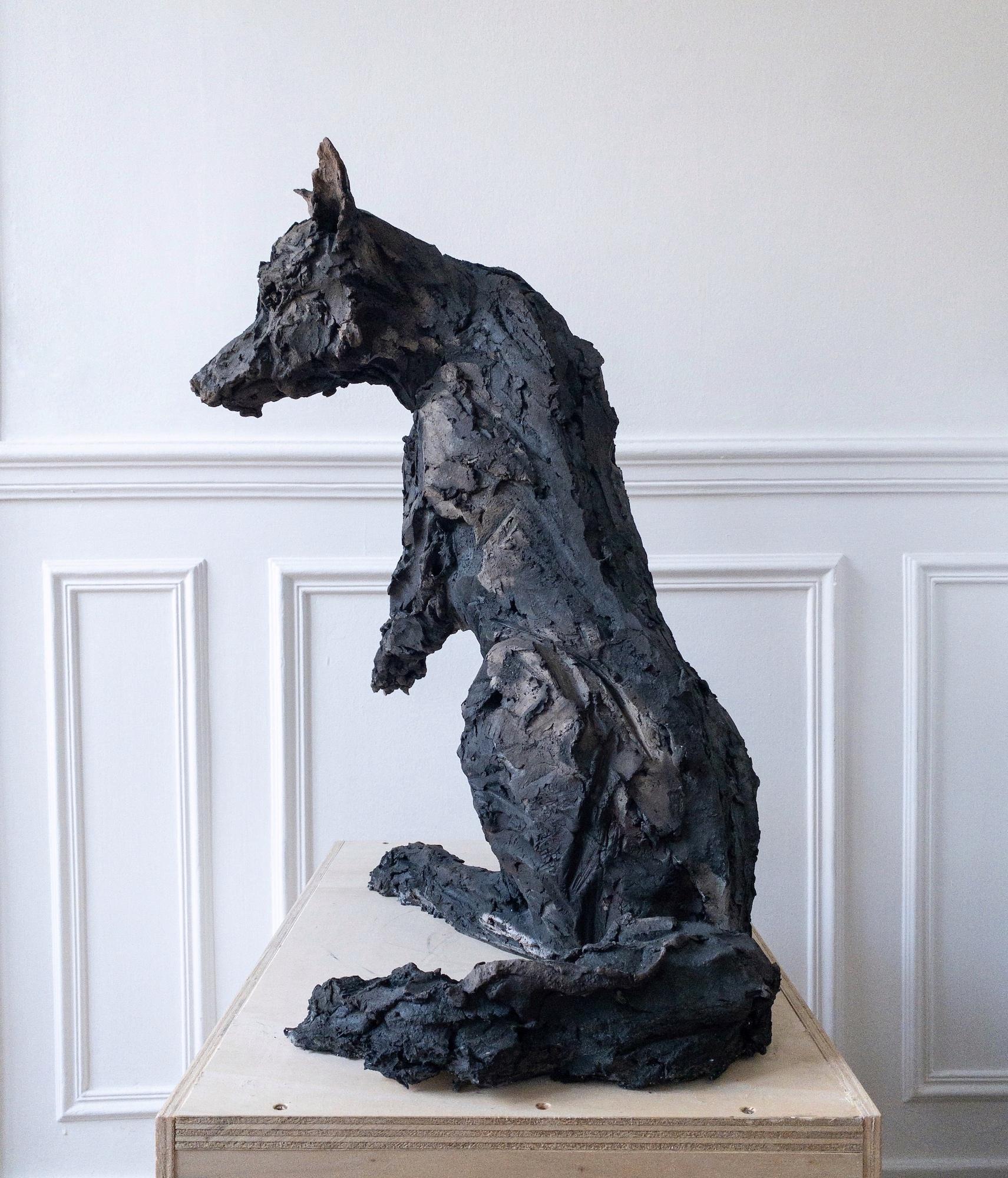 Loba de Cécile Raynal - Escultura animal de arenisca cocida al humo, fábula, oscura en venta 7