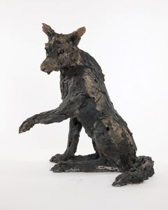 Die Wölfin von Cécile Raynal - Tierische Skulptur aus rauchgebranntem Sandstein, Fabel, dunkel