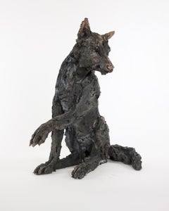 She-Wolf di Cécile Raynal - Scultura animale in pietra arenaria cotta a fumo, favola, oscurità