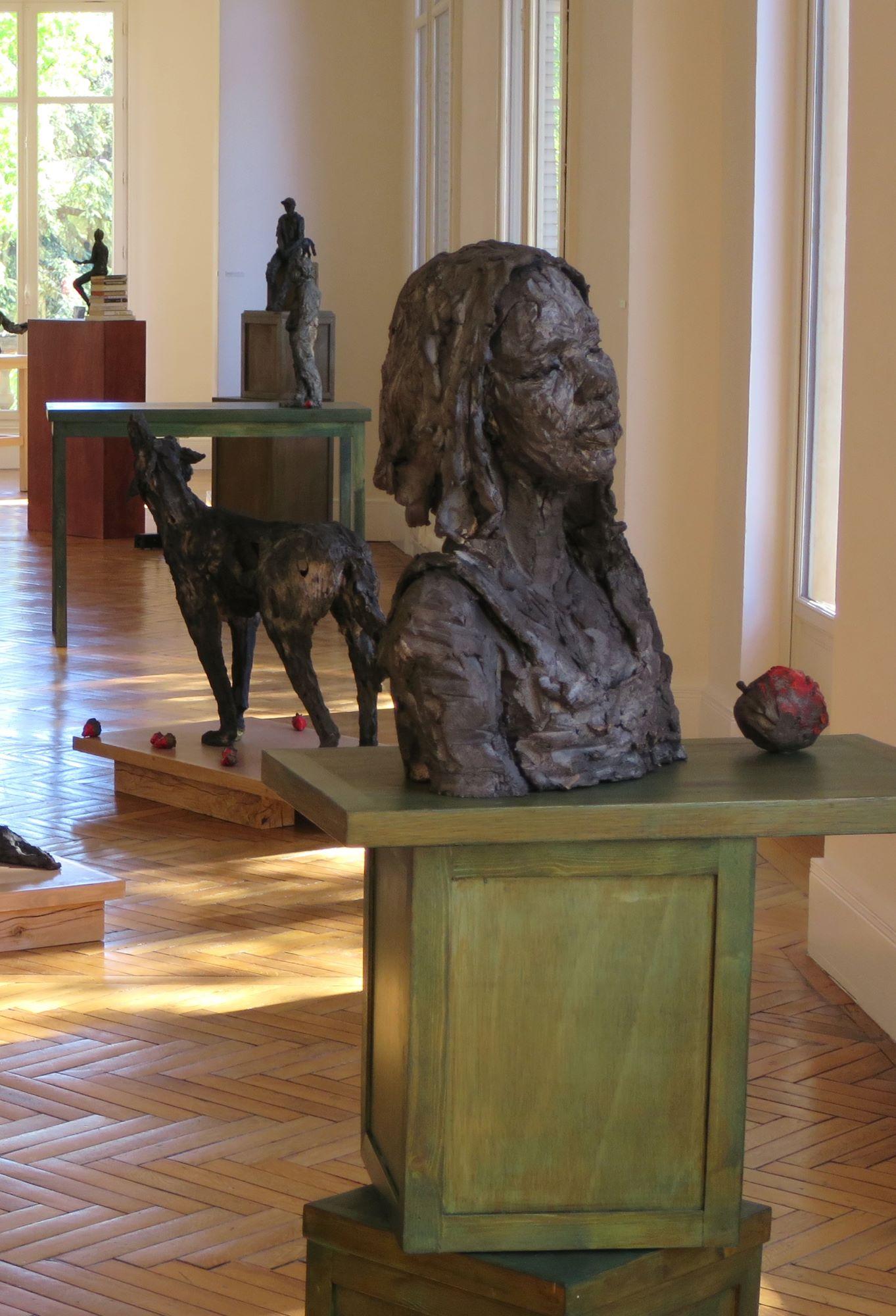 Solo (with Chloé) by Cécile Raynal - Stoneware sculpture, female figure, bust For Sale 5
