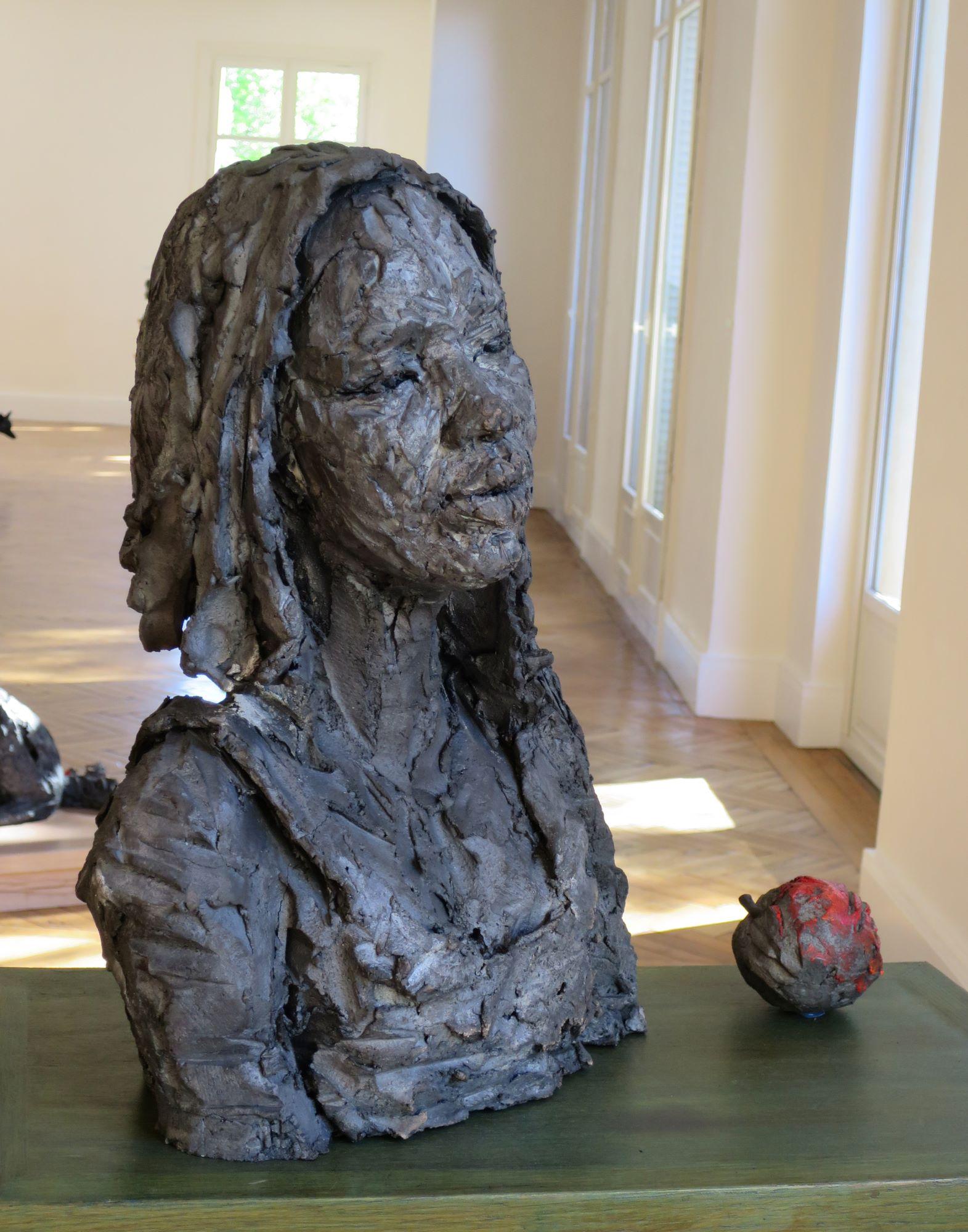 Solo (with Chloé) by Cécile Raynal - Stoneware sculpture, female figure, bust For Sale 6