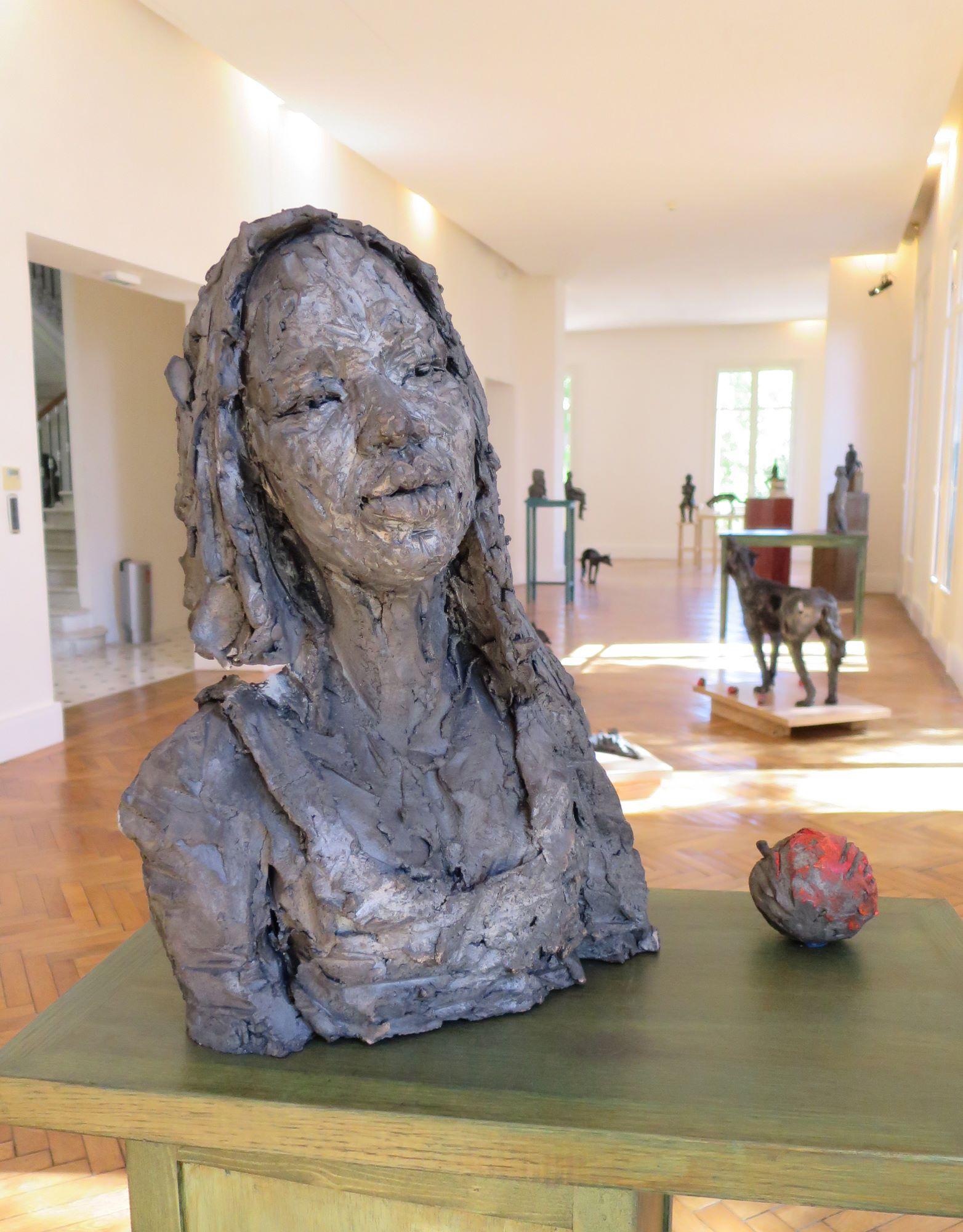 Solo (avec Chloé), Buste de femme, Sculpture en grès en vente 5