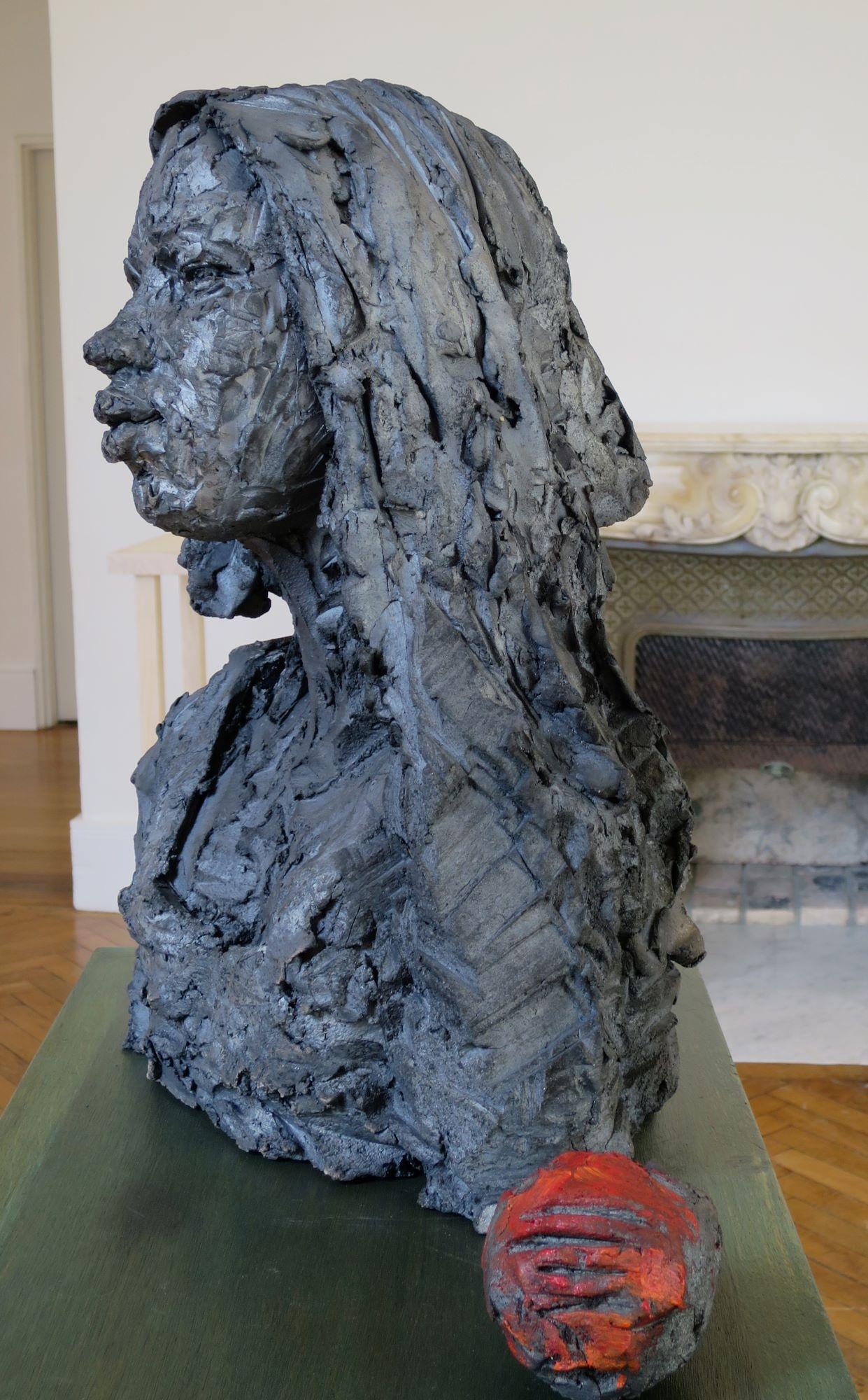 Solo (avec Chloé), Buste de femme, Sculpture en grès en vente 6