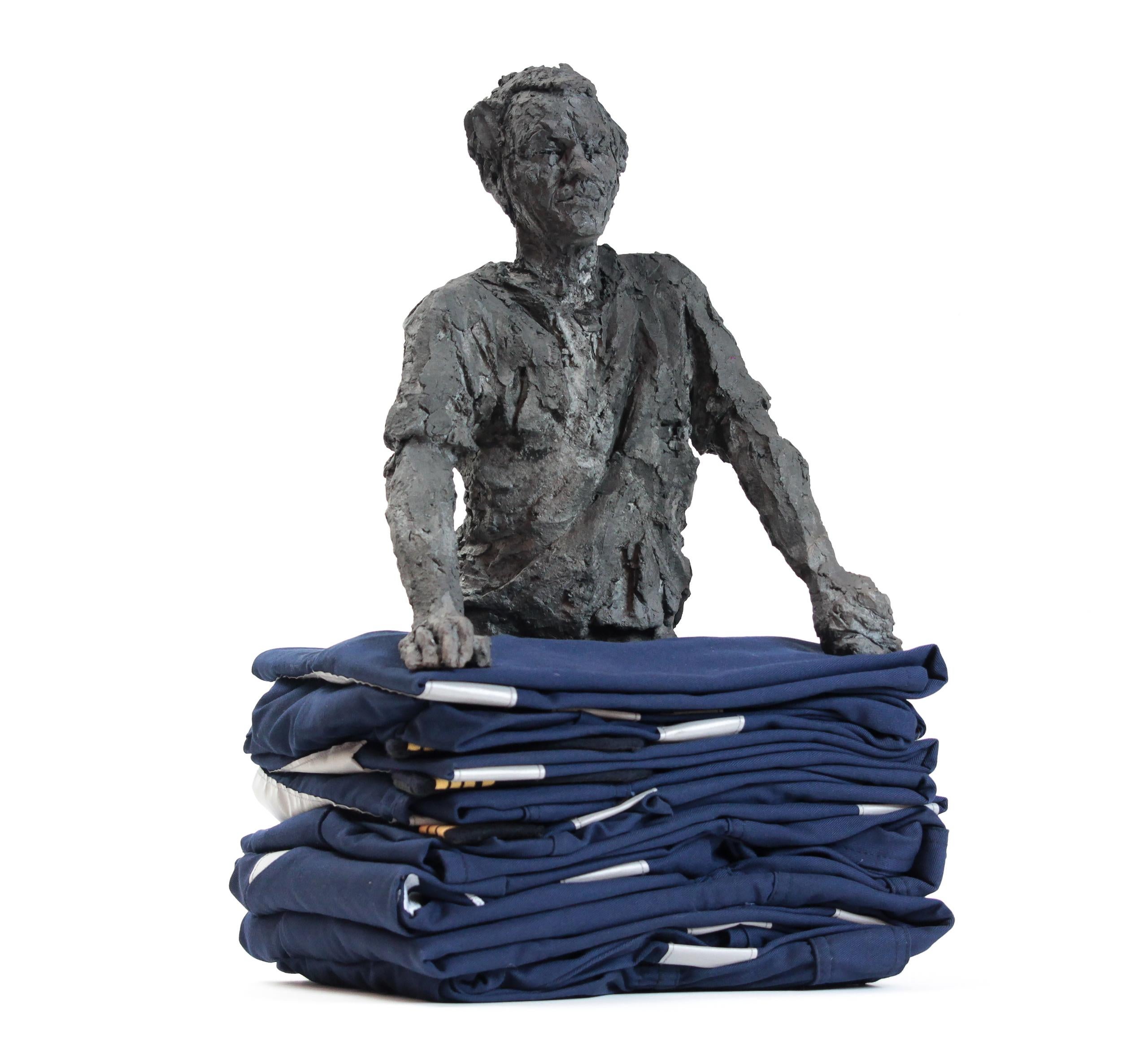 The Skipper (Le Pacha) par Cécile Raynal - Sculpture de portrait masculin, grès en vente 9