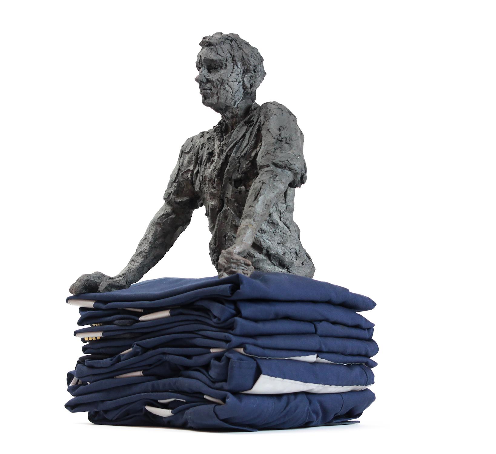 The Skipper (Le Pacha) par Cécile Raynal - Sculpture de portrait masculin, grès en vente 1