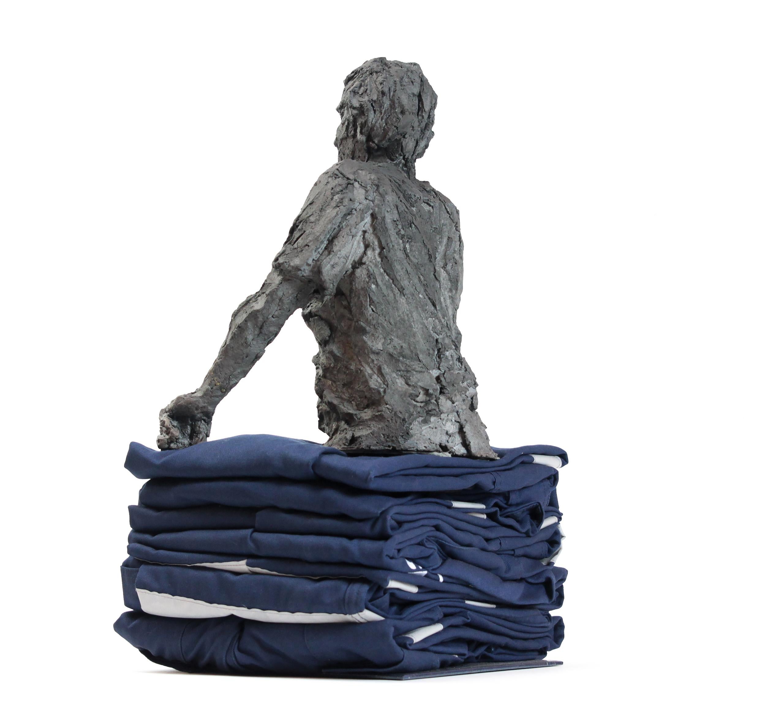 The Skipper (Le Pacha) par Cécile Raynal - Sculpture de portrait masculin, grès en vente 2