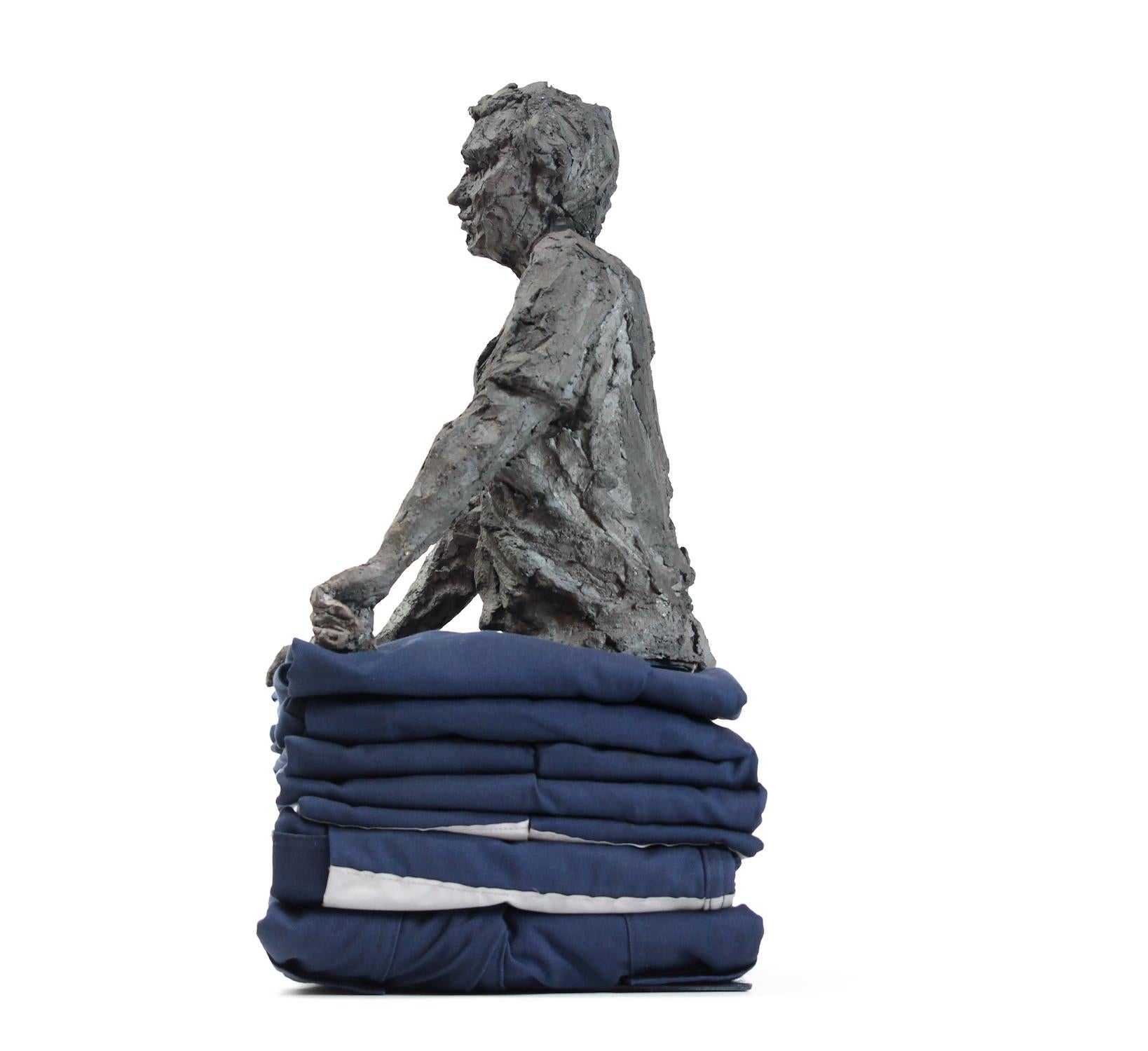 The Skipper (Le Pacha) par Cécile Raynal - Sculpture de portrait masculin, grès en vente 3