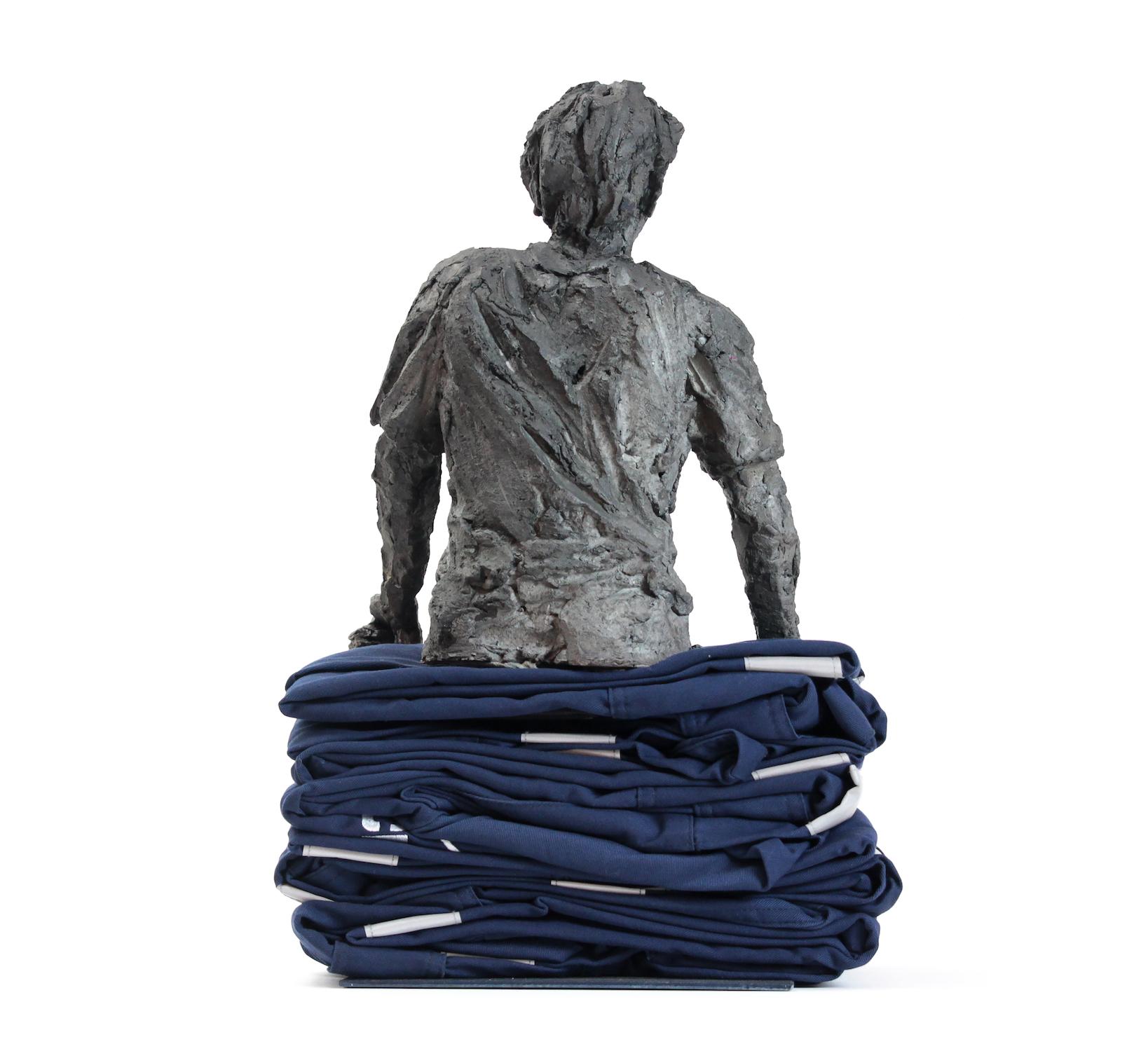 The Skipper (Le Pacha) par Cécile Raynal - Sculpture de portrait masculin, grès en vente 4