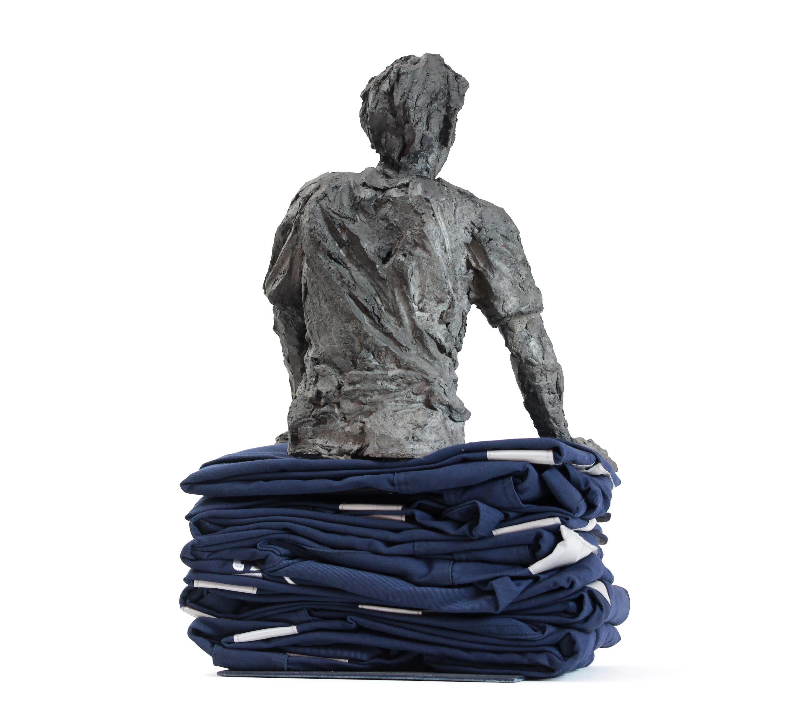 The Skipper (Le Pacha) par Cécile Raynal - Sculpture de portrait masculin, grès en vente 5