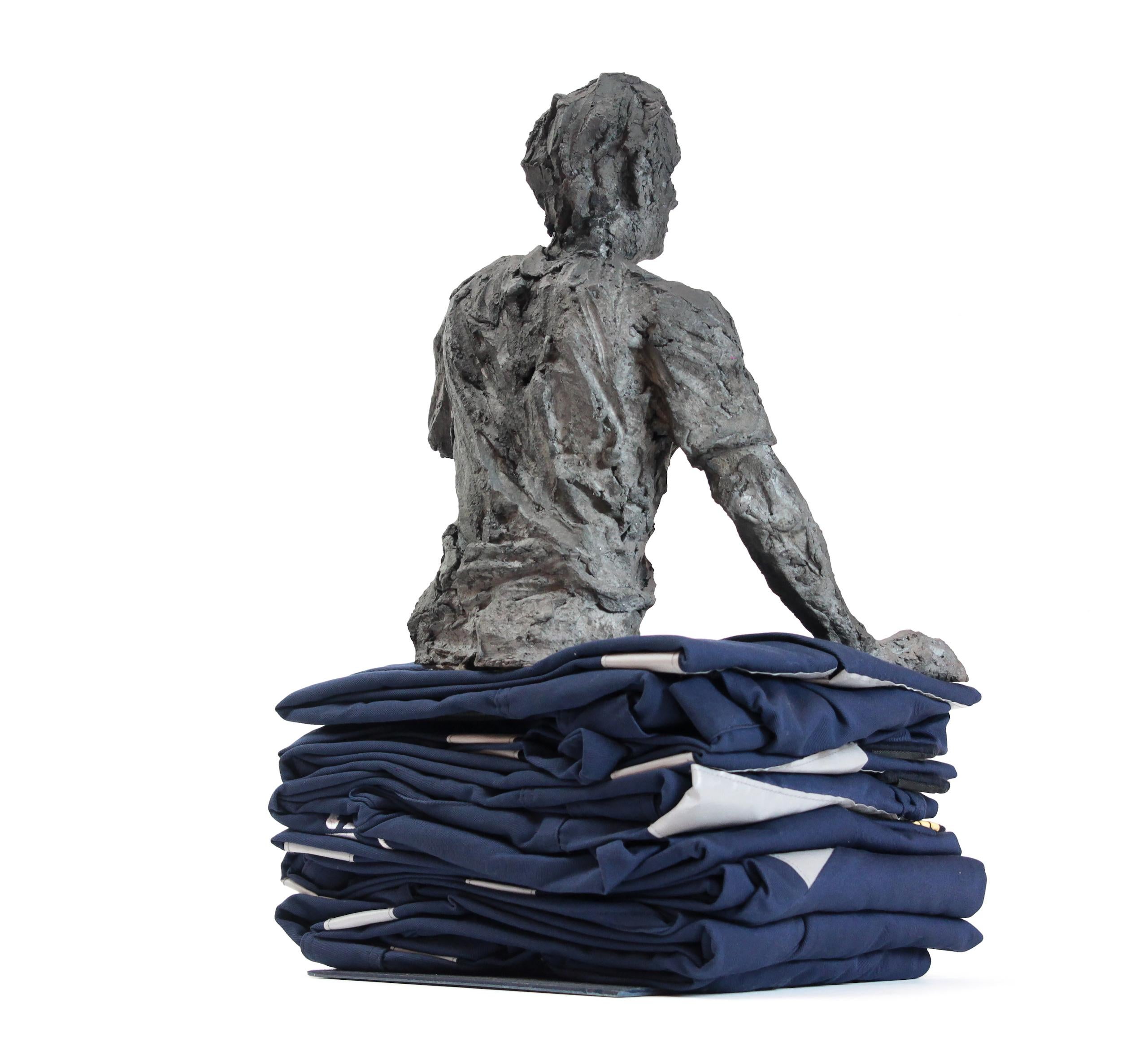 The Skipper (Le Pacha) par Cécile Raynal - Sculpture de portrait masculin, grès en vente 6