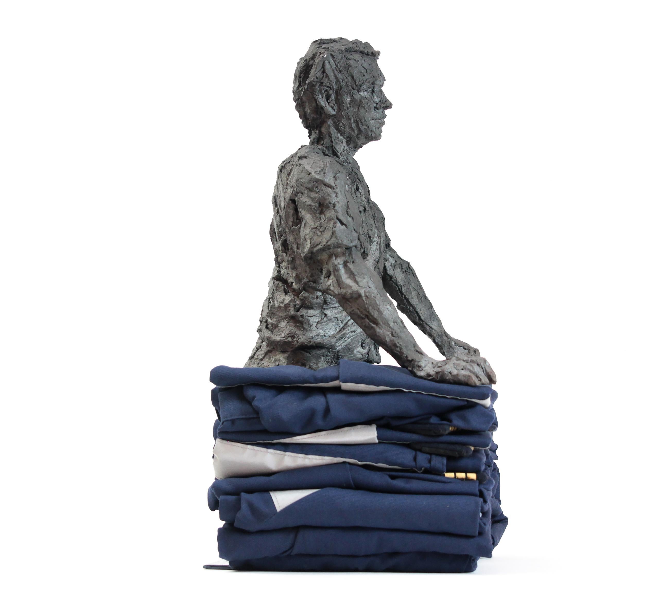 El Patrón (Le Pacha) de Cécile Raynal - Escultura retrato masculino, arenisca en venta 7