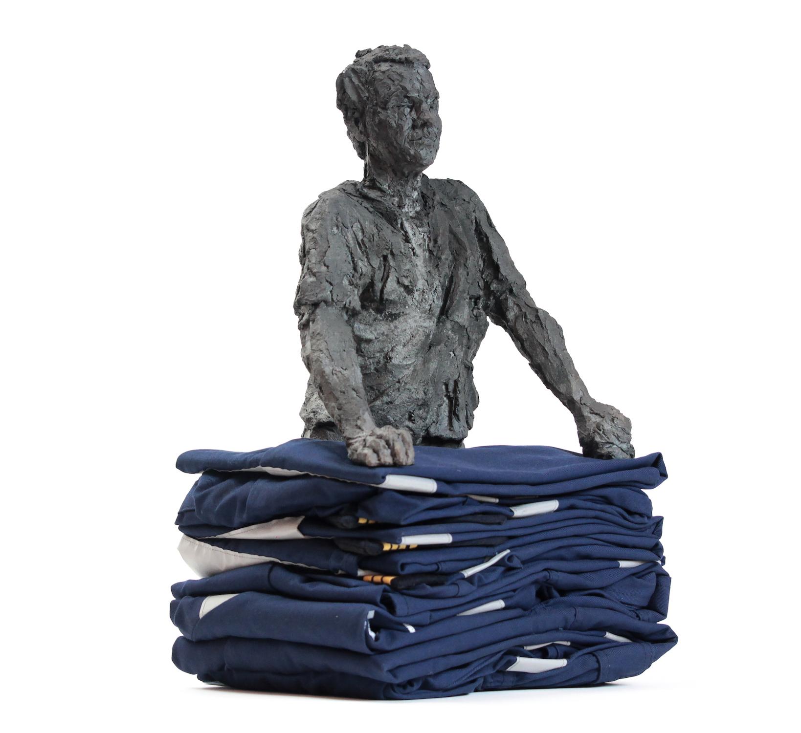 The Skipper (Le Pacha) par Cécile Raynal - Sculpture de portrait masculin, grès en vente 8