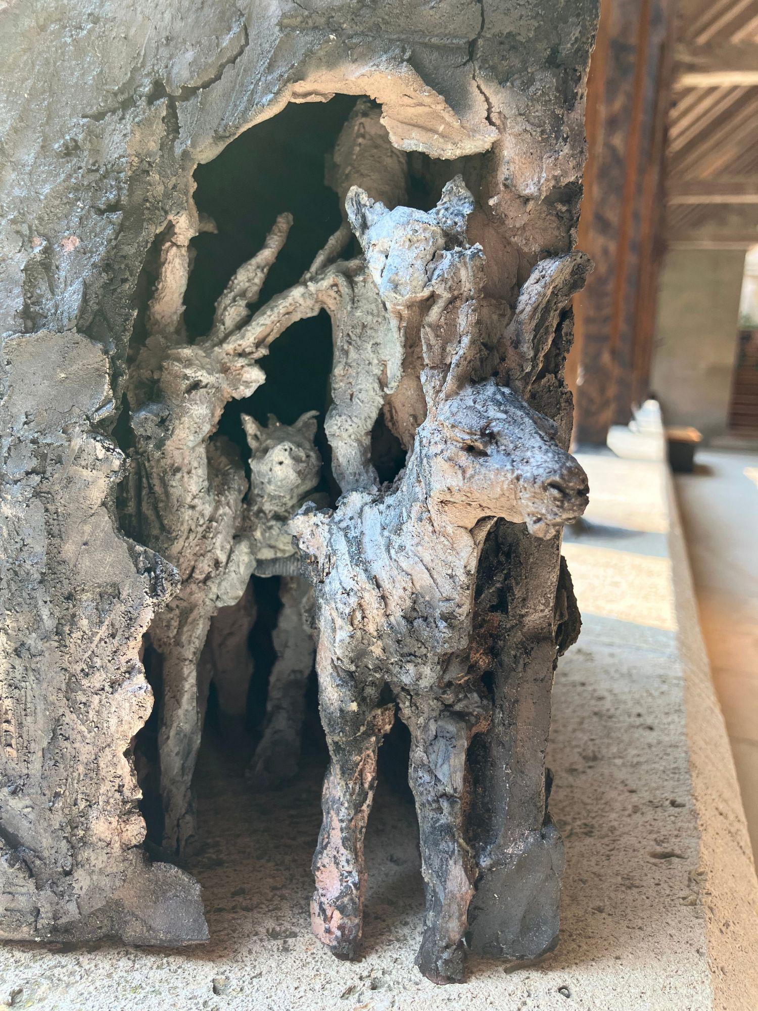 Der Koffer von Cécile Raynal - Skulptur aus Steingut, Koffer, Tiere im Angebot 9