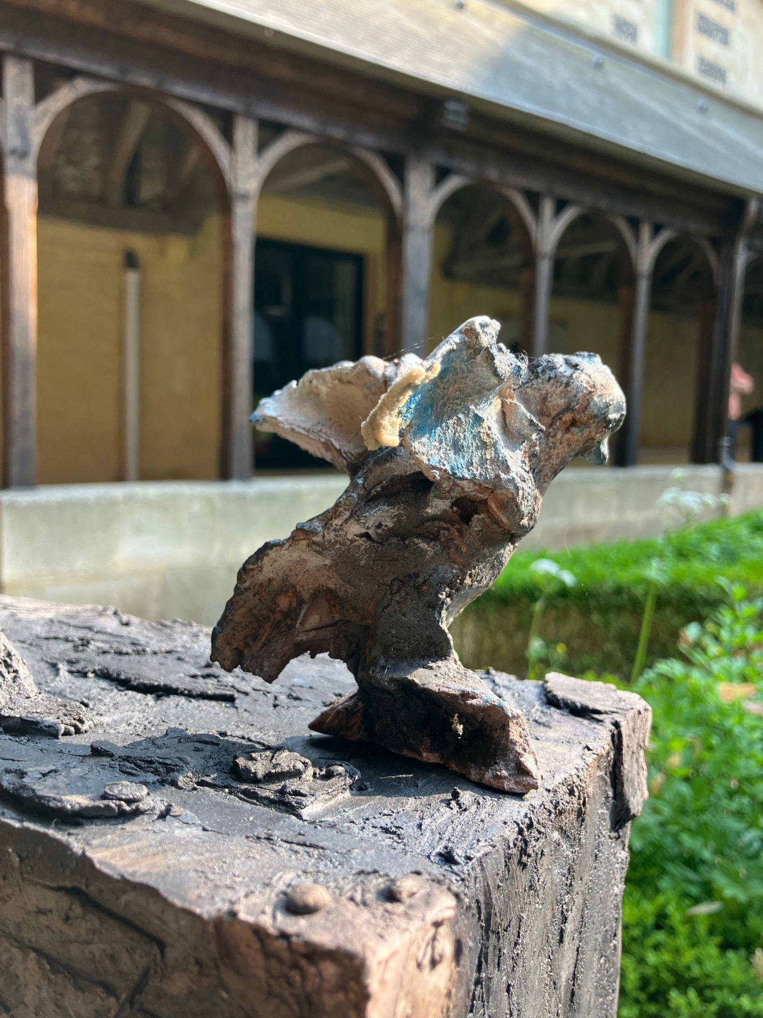 Der Koffer von Cécile Raynal - Skulptur aus Steingut, Koffer, Tiere im Angebot 12