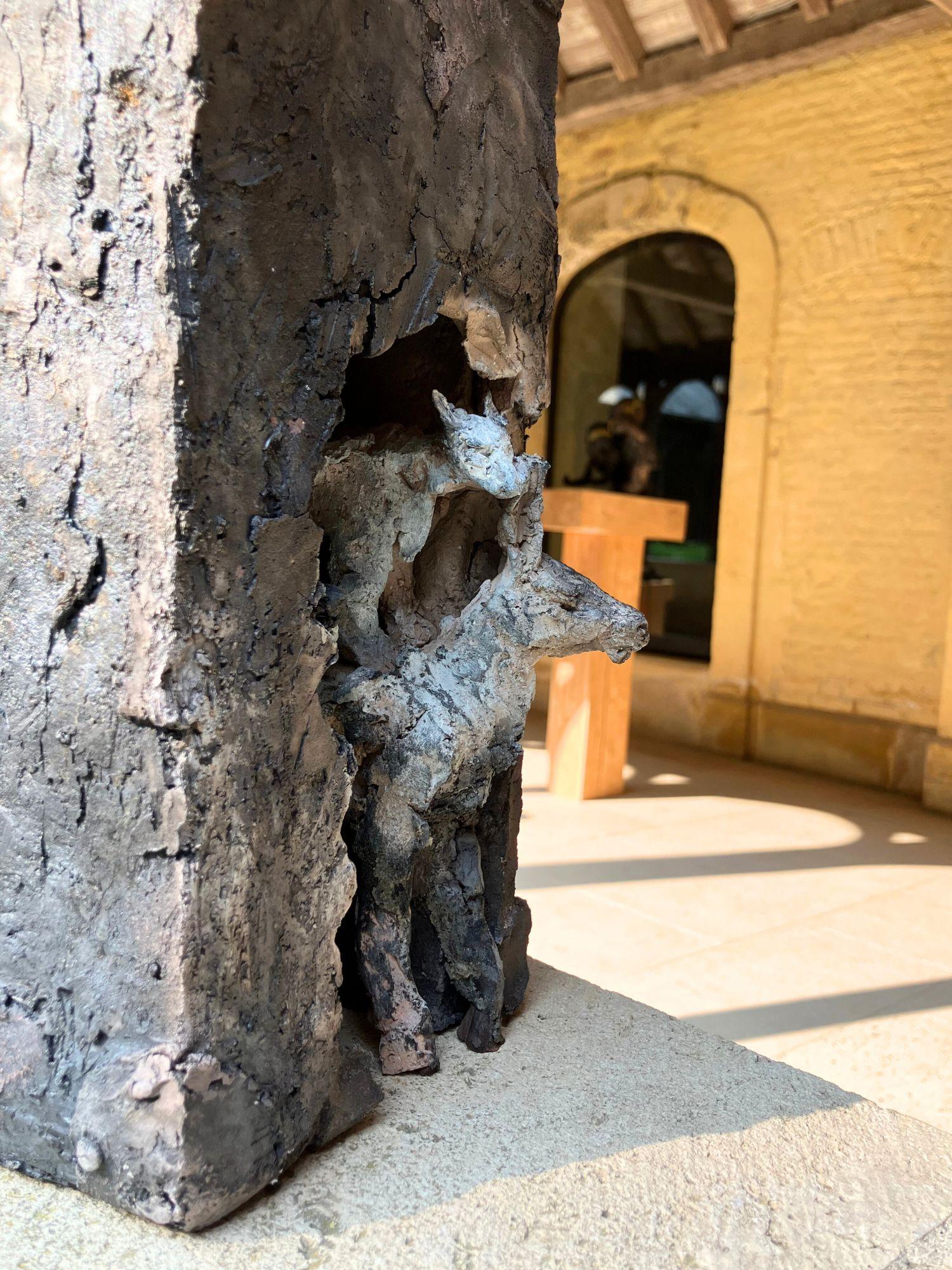 Der Koffer von Cécile Raynal - Skulptur aus Steingut, Koffer, Tiere im Angebot 13