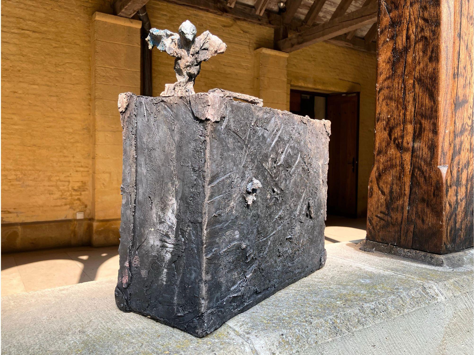Der Koffer von Cécile Raynal - Skulptur aus Steingut, Koffer, Tiere im Angebot 1