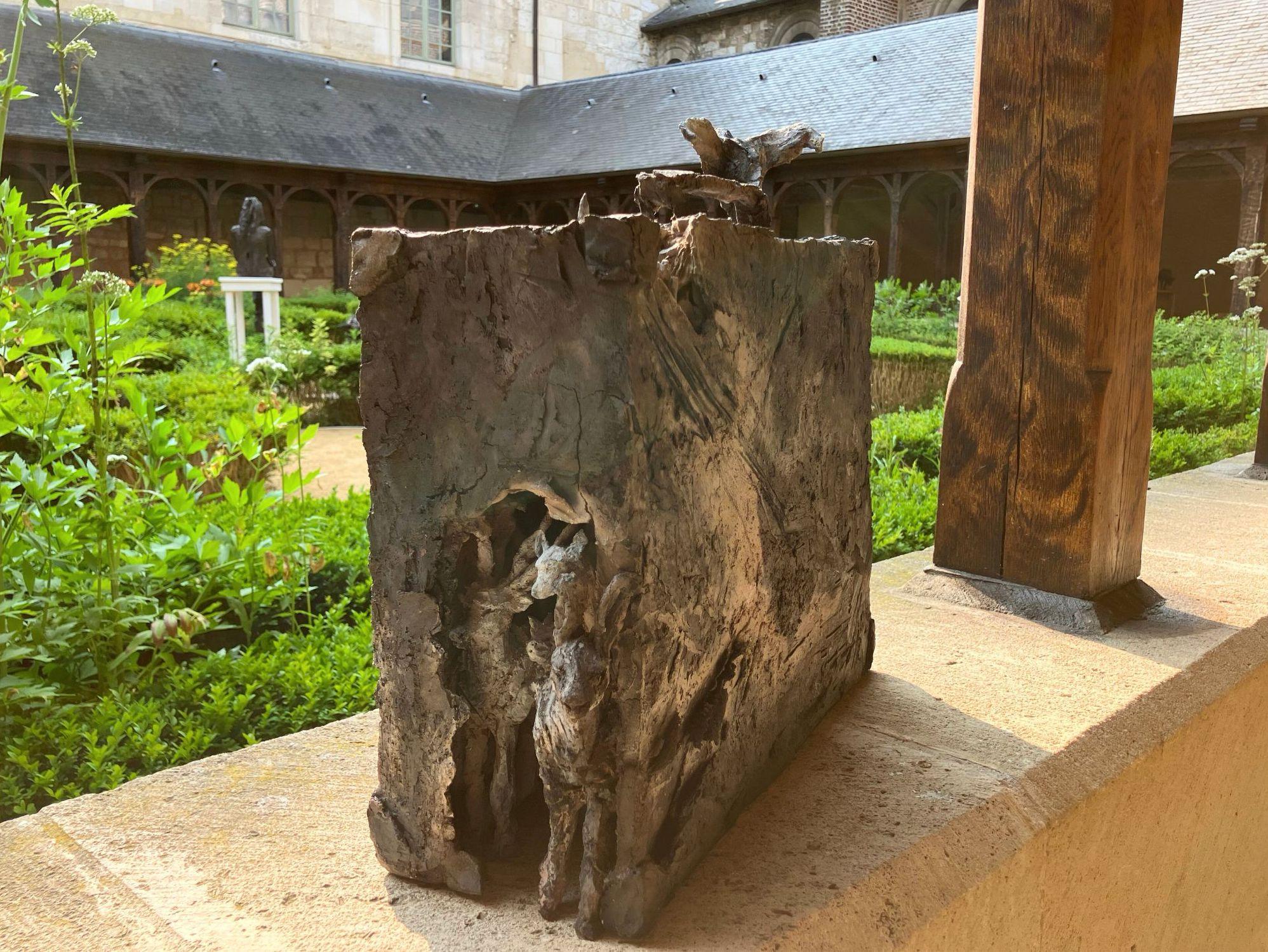 Der Koffer von Cécile Raynal - Skulptur aus Steingut, Koffer, Tiere im Angebot 3