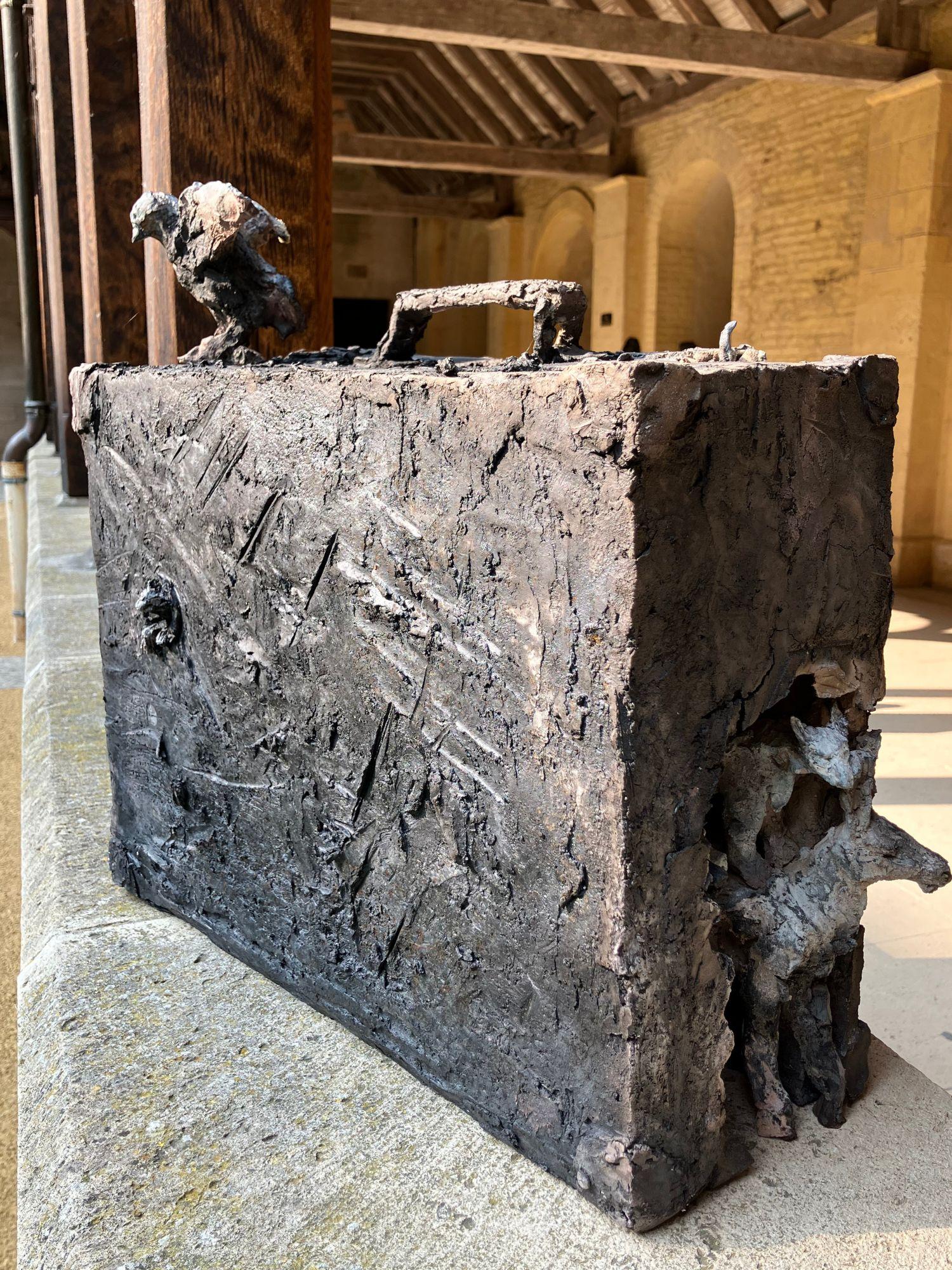 Der Koffer von Cécile Raynal - Skulptur aus Steingut, Koffer, Tiere im Angebot 4