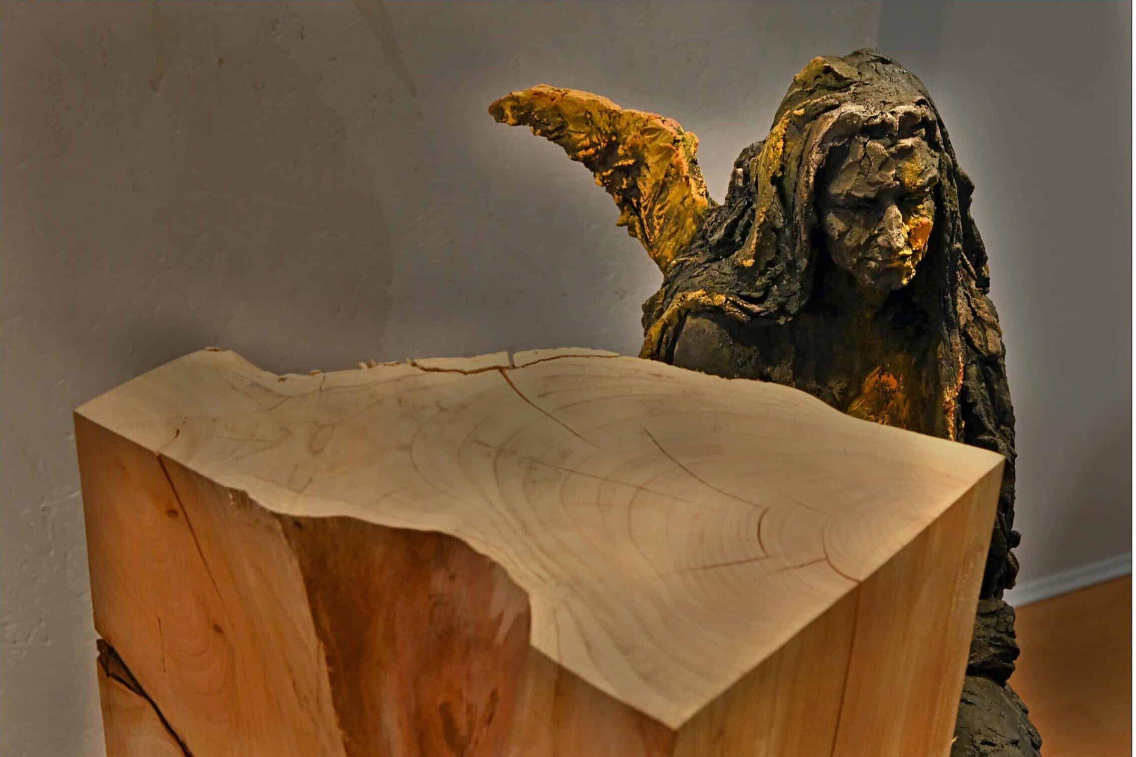 Tire d'aile (avec Natacha) von Cécile Raynal - Skulptur aus Steingut, Holz, Pigment im Angebot 10