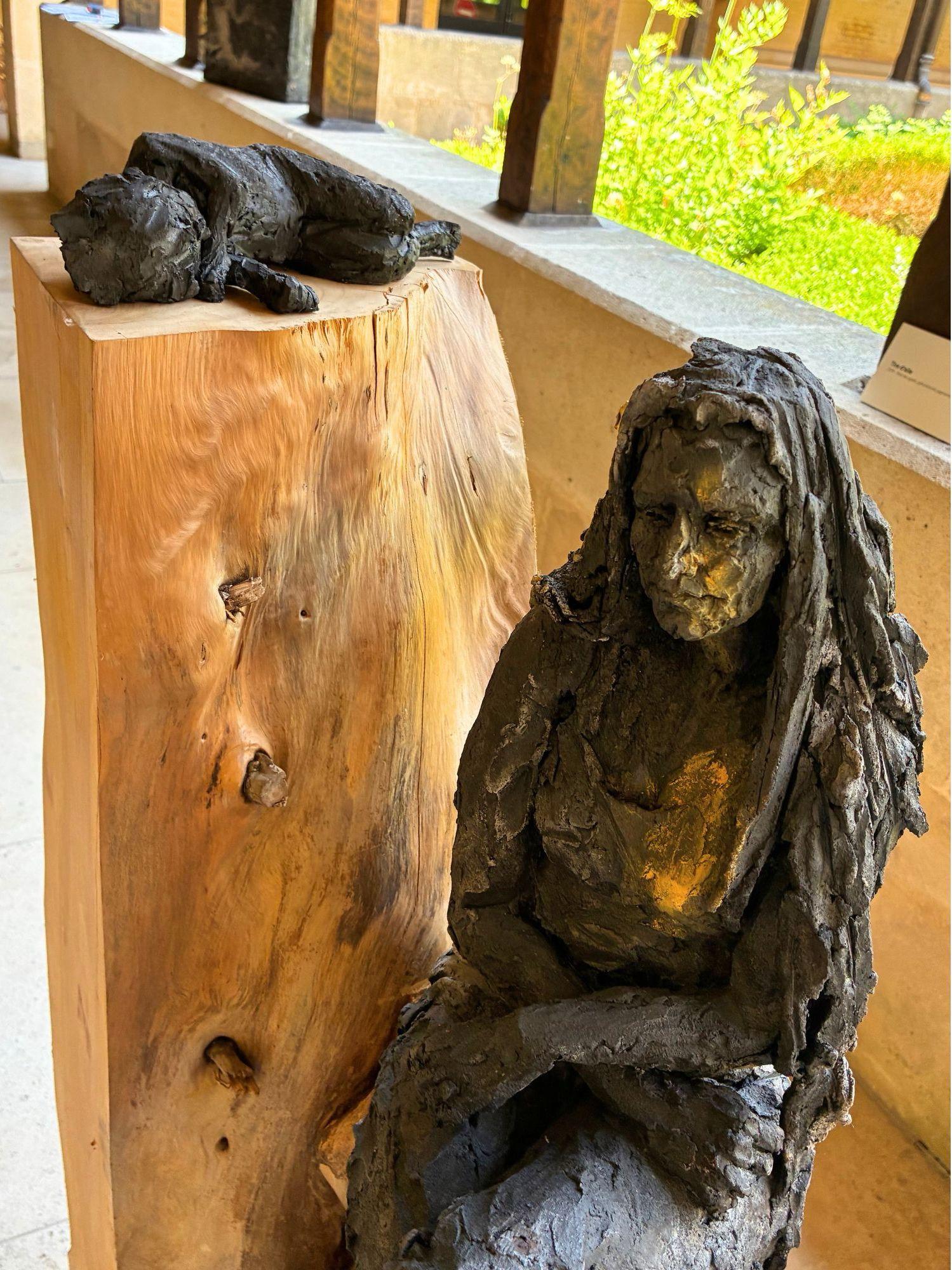 Tire d'aile (avec Natacha) von Cécile Raynal - Skulptur aus Steingut, Holz, Pigment im Angebot 11