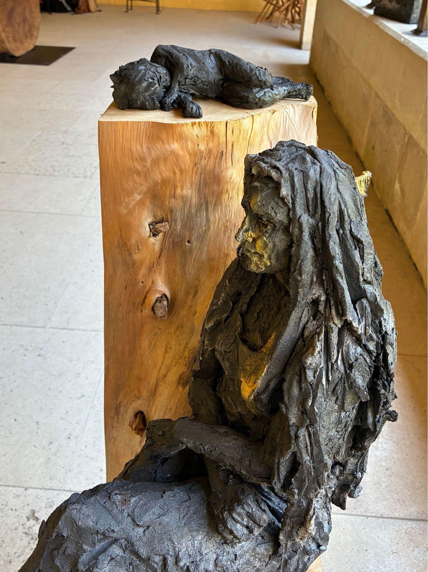 Tire d'aile (avec Natacha) von Cécile Raynal - Skulptur aus Steingut, Holz, Pigment im Angebot 12